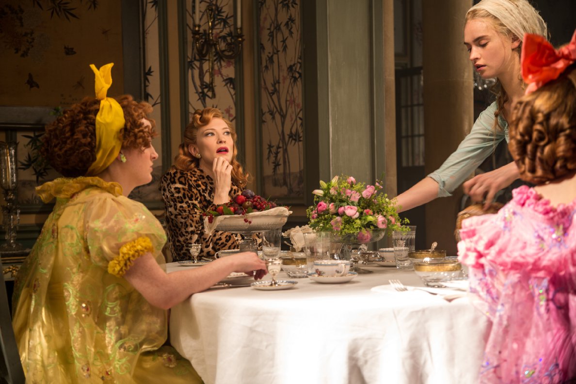 Cate Blanchett i Lily James w filmie
