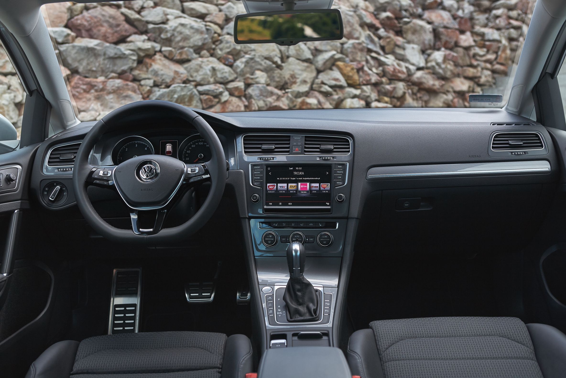 Po raz pierwszy w golfie Volkswagen oferuje silnik TSI o pojemności 1,8 i mocy 180 KM. Już od 1350 obr./min rozwija maksymalny moment obrotowy 280 Nm i utrzymuje go na stałym poziomie do 4500 obr./min. Seryjnie nowy golf alltrack 1.8 TSI będzie wyposażony w 6-biegową przekładnię dwusprzęgłową DSG. Samochód przyspiesza do 100 km/h w 7,8 sekundy. Prędkość maksymalna - 217 km/h. W opinii konstruktorów auto powinno średnio spalać 6,8 l/100 km.