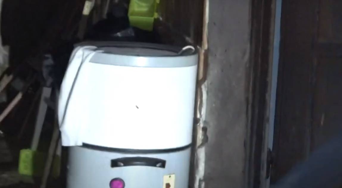 A rendőrök beléptek a pokol tornácára Kistarcsán: döbbenetes helyen élt az emberkereskedő és bandája – videó