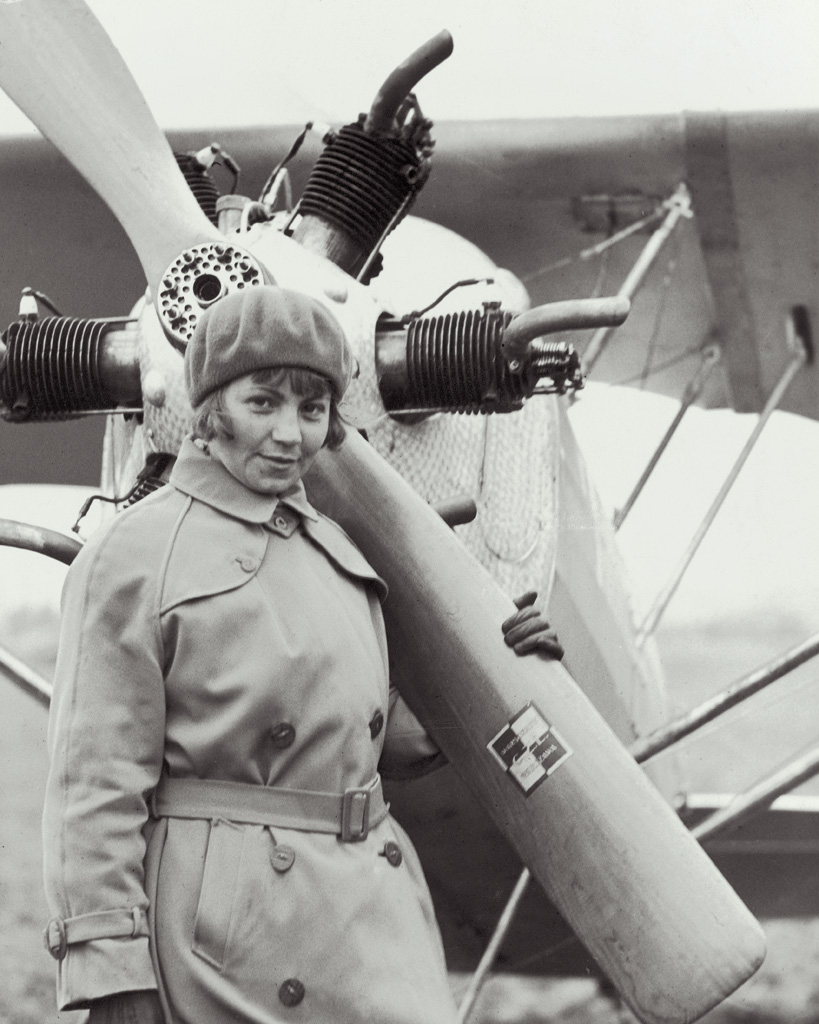 <B>Pilotka Karolina Iwaszkiewiczówna, lata 30. XX wieku</B> <BR><BR> Aeroklub Rzeczpospolitej Polskiej powstał w roku 1927, jednak nasze rodzime lotnictwo już o wiele wcześniej rozwinęło skrzydła. W 1926 roku - jak przypomina Jerzy Makuła w przedmowie do albumu