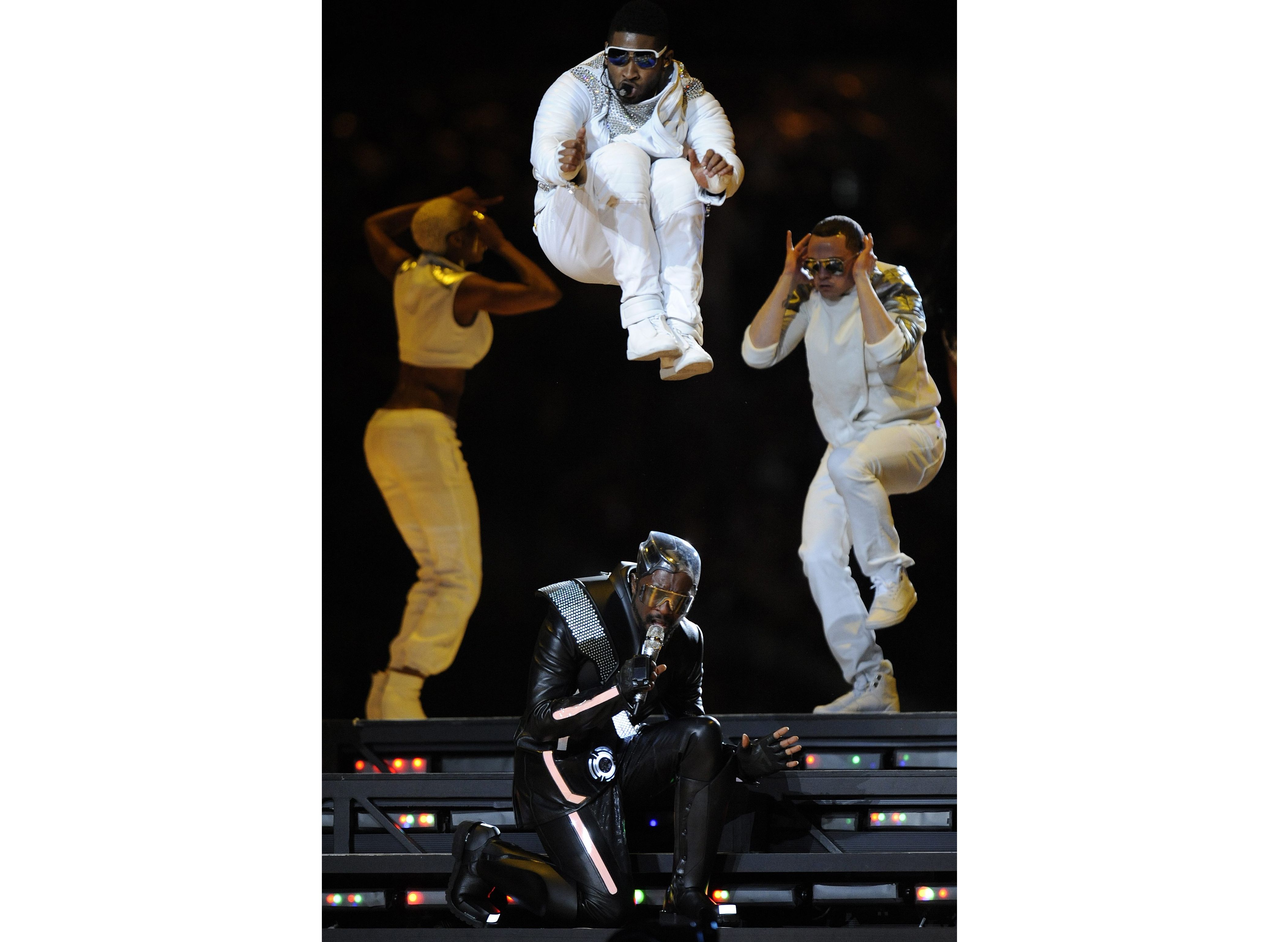 Występ Ushera i zespołu Black Eyed Peas