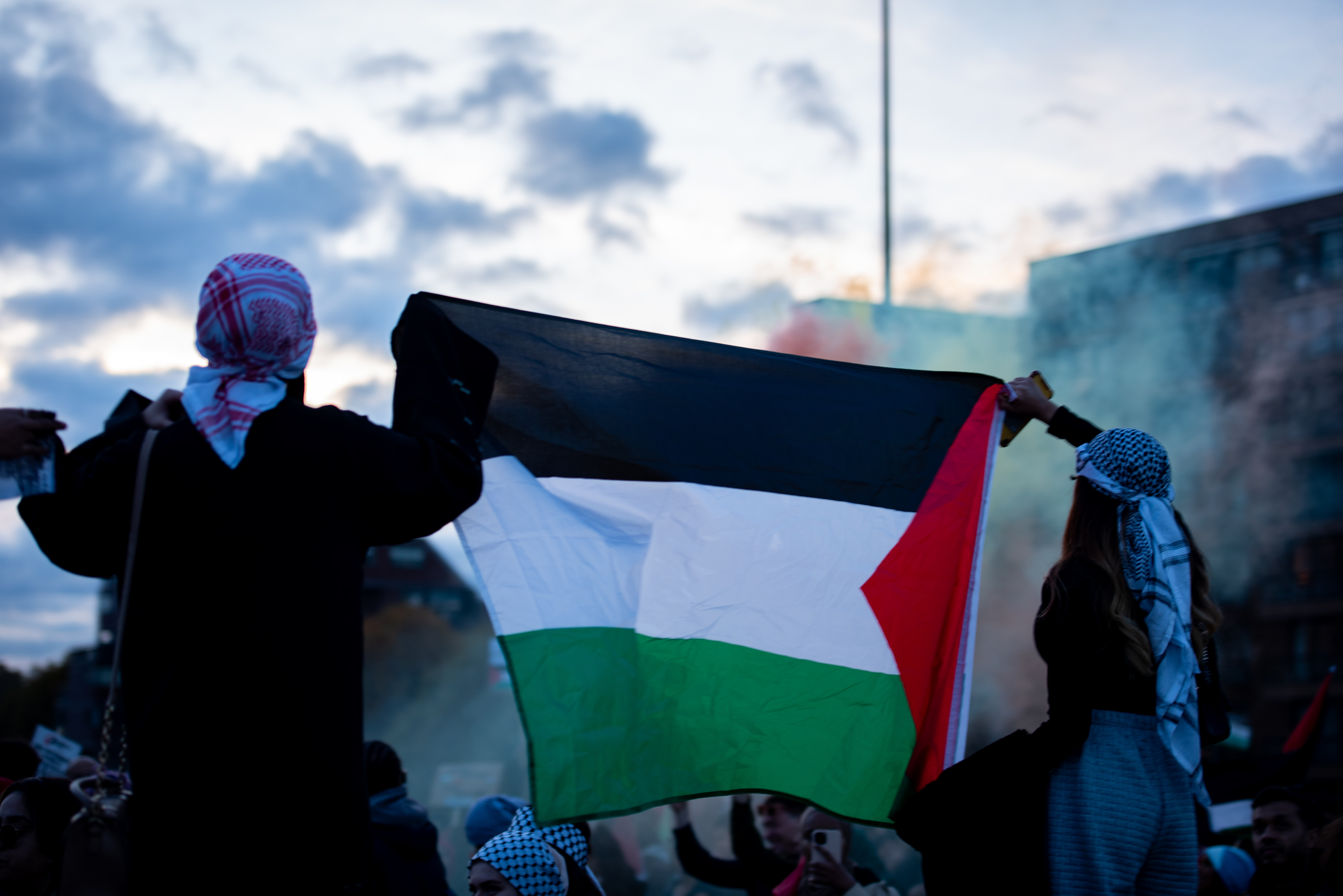 Döbbenetes: törtek-zúztak a diákok a Izrael-párti tanáruk miatt -videó