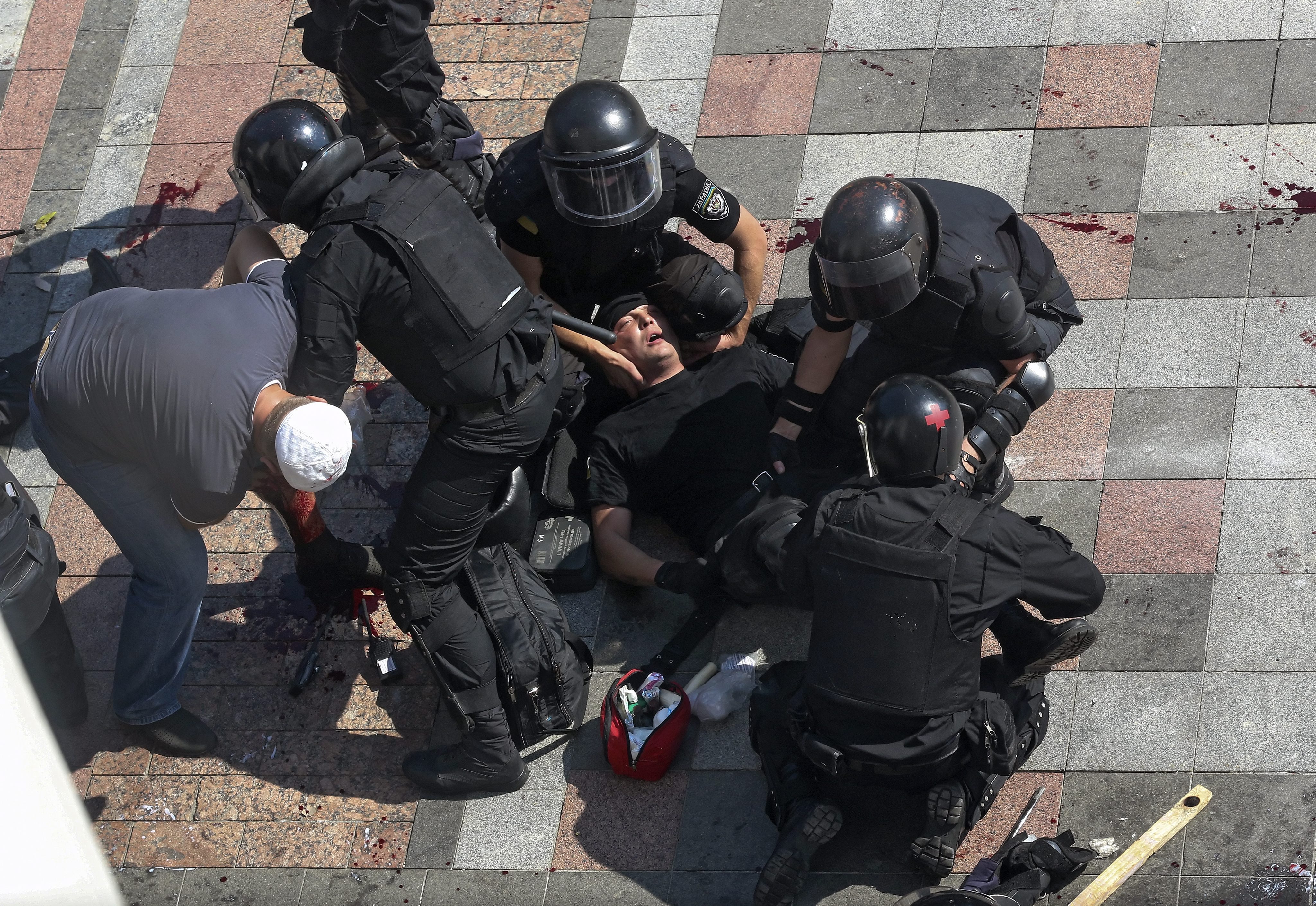 W stronę milicji i żołnierzy Gwardii Narodowej rzucono granat. Najprawdopodobniej rzucił go któryś z protestujących. W wyniku wybuchu zmarł żołnierz Gwardii - poinformował mer Kijowa Witalij Kliczko.