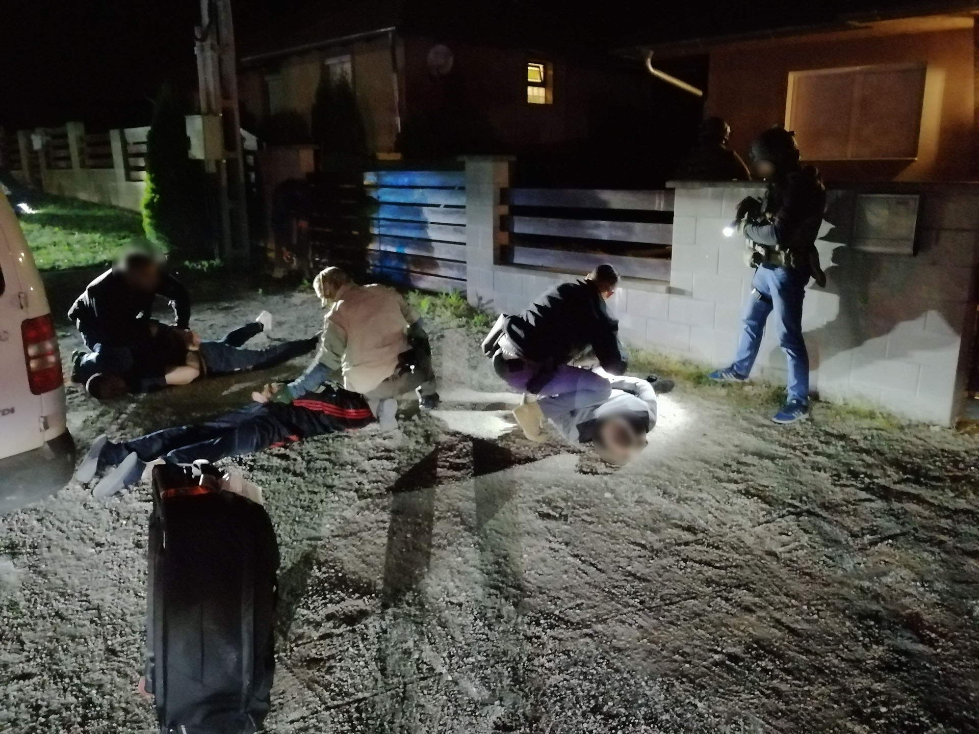 Kábítószer-kereskedőket fogtak Harkán – Így vitték el a dílereket – fotók,  videó - Blikk