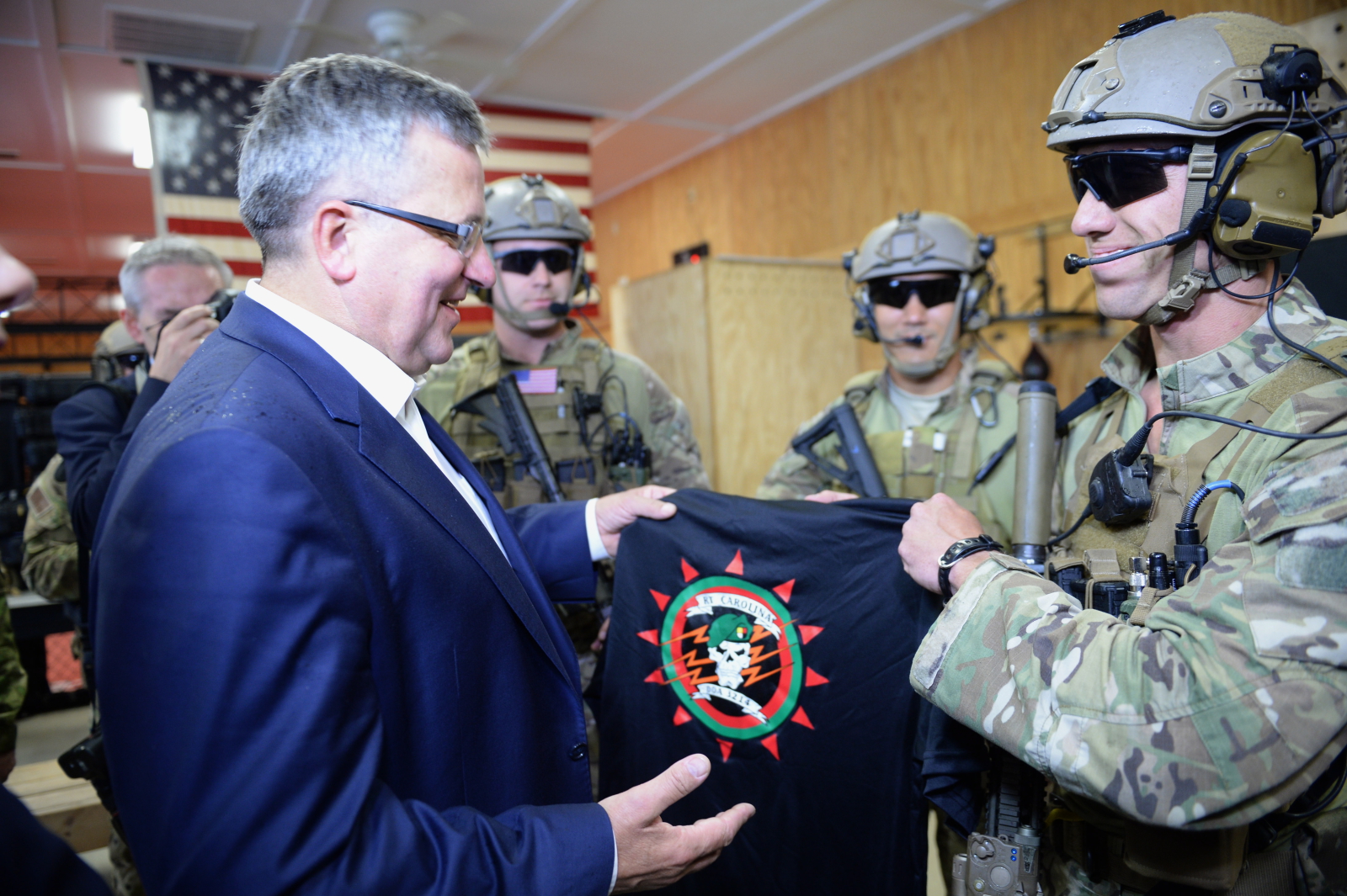 Prezydent Bronisław Komorowski podczas wizyty w bazie wojskowej Fort Bragg