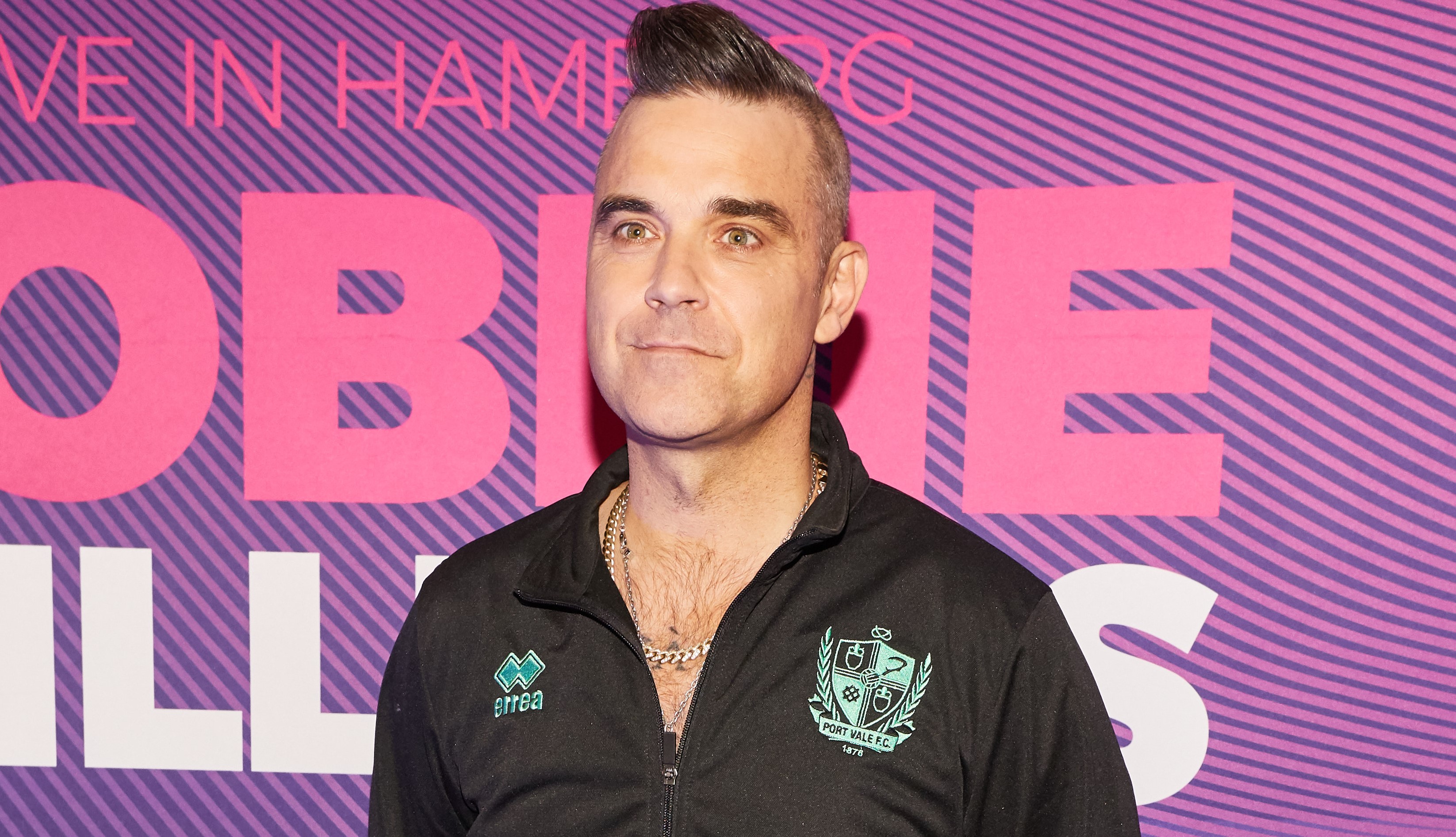 Robbie Williams nem volt szégyenlős, megmutatta a csupasz fenekét – fotó