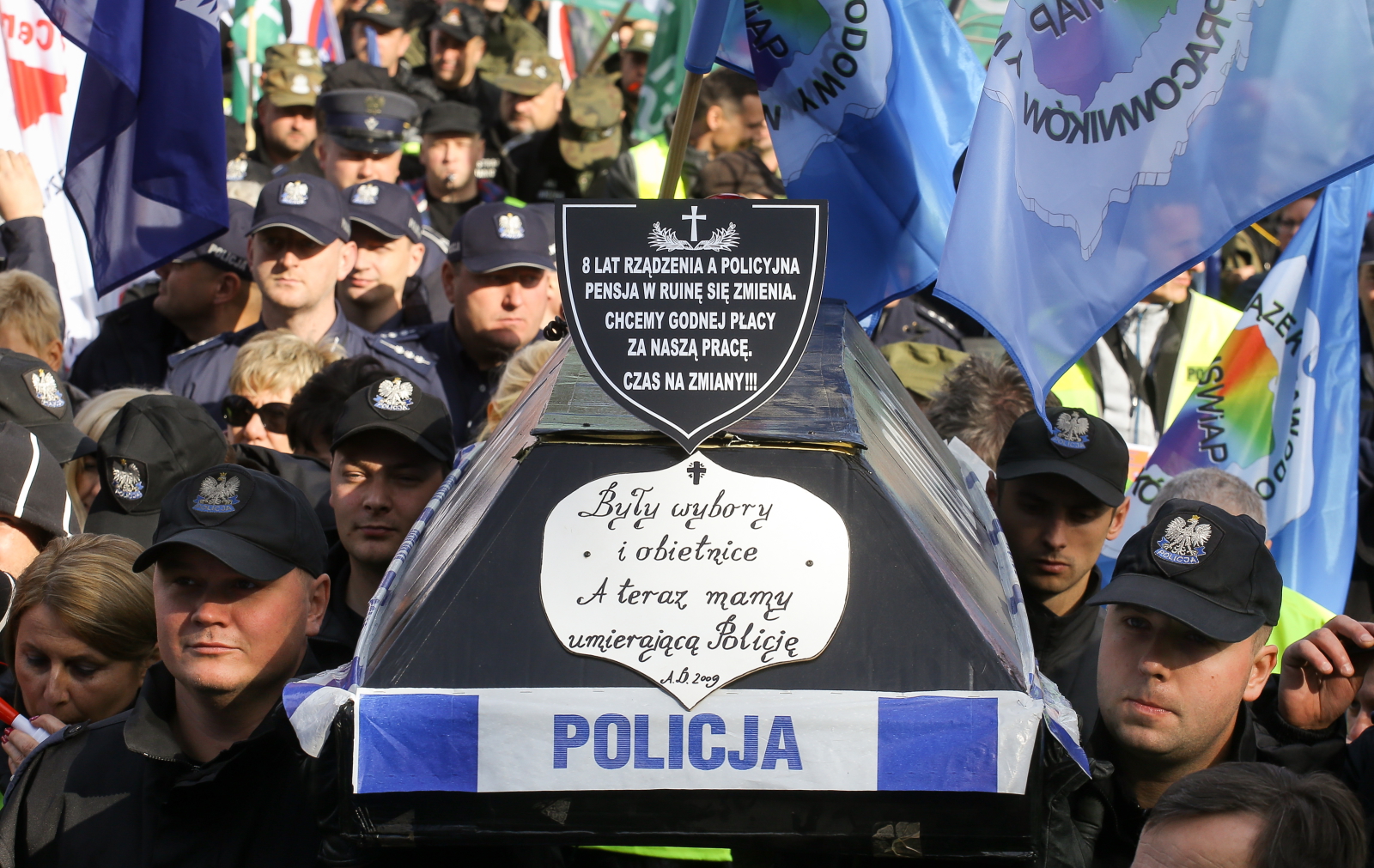 Pikieta związków zawodowych funkcjonariuszy i pracowników służb mundurowych przed Sejmem w Warszawie