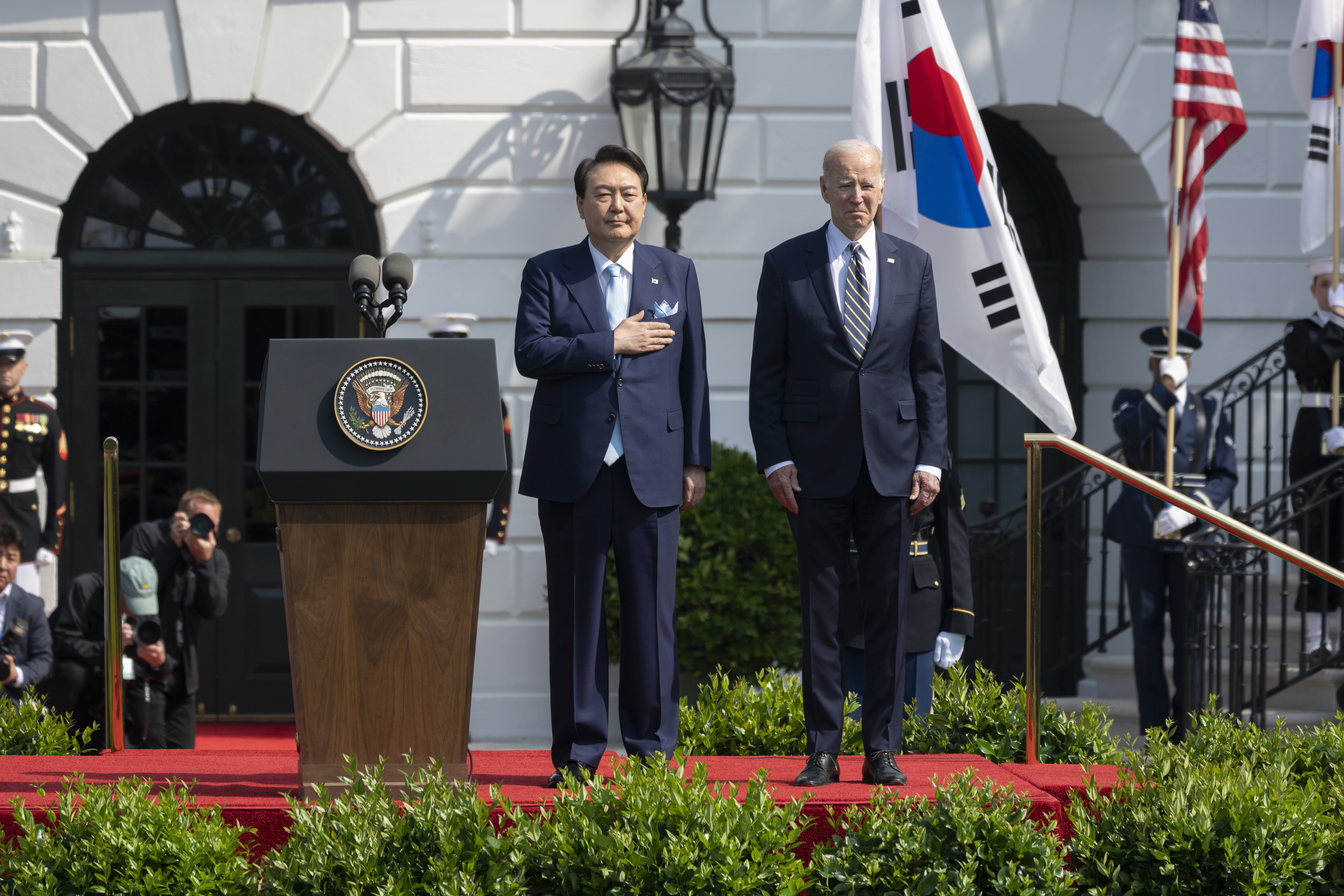 Bizarr jelenetek: Joe Biden az  atomháborúról értekezett a dél-koreai elnökkel, majd megénekeltette a Fehér Házban - videó