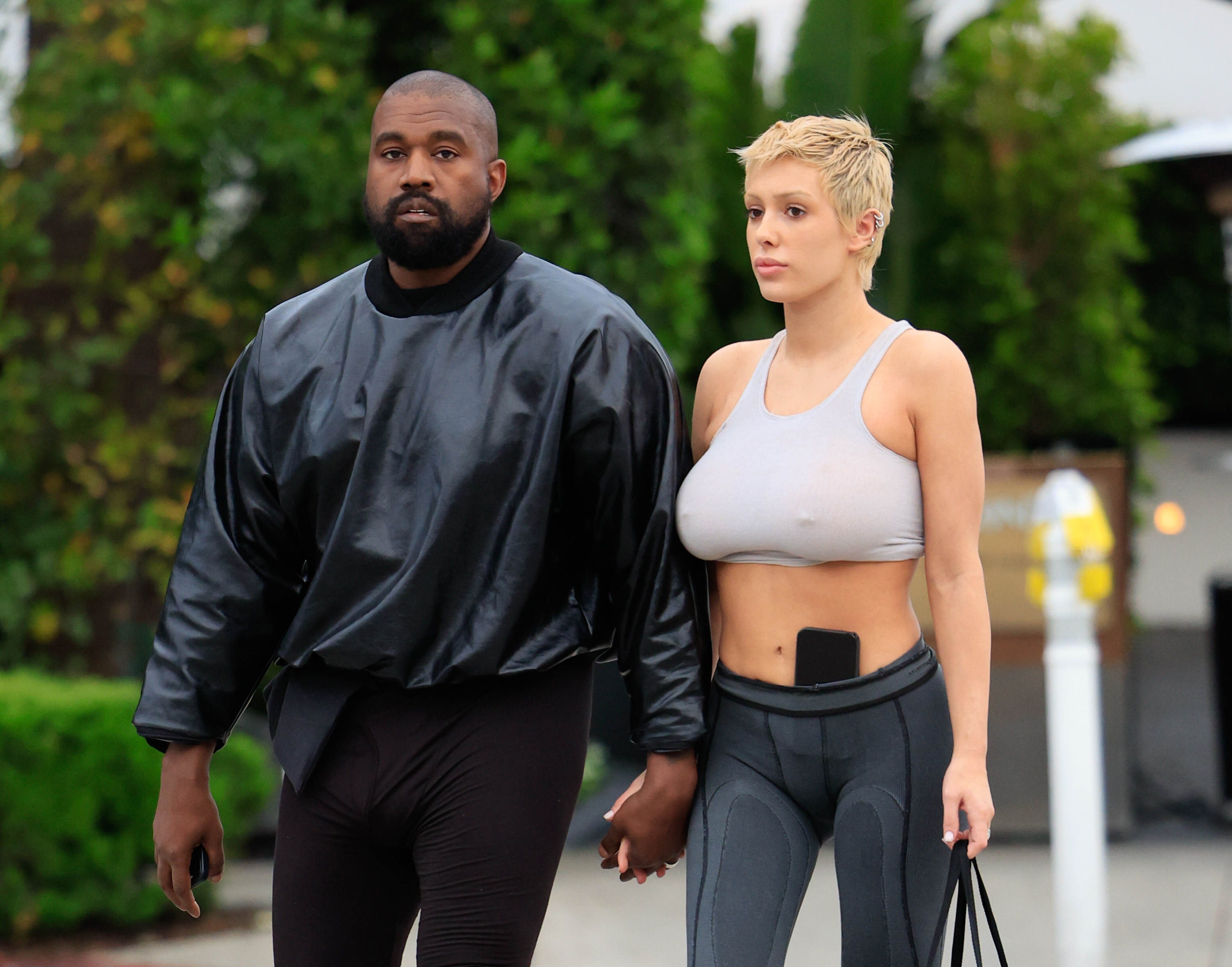 Kanye West felesége szinte teljesen meztelenül sétálgatott Miamiban - fotók