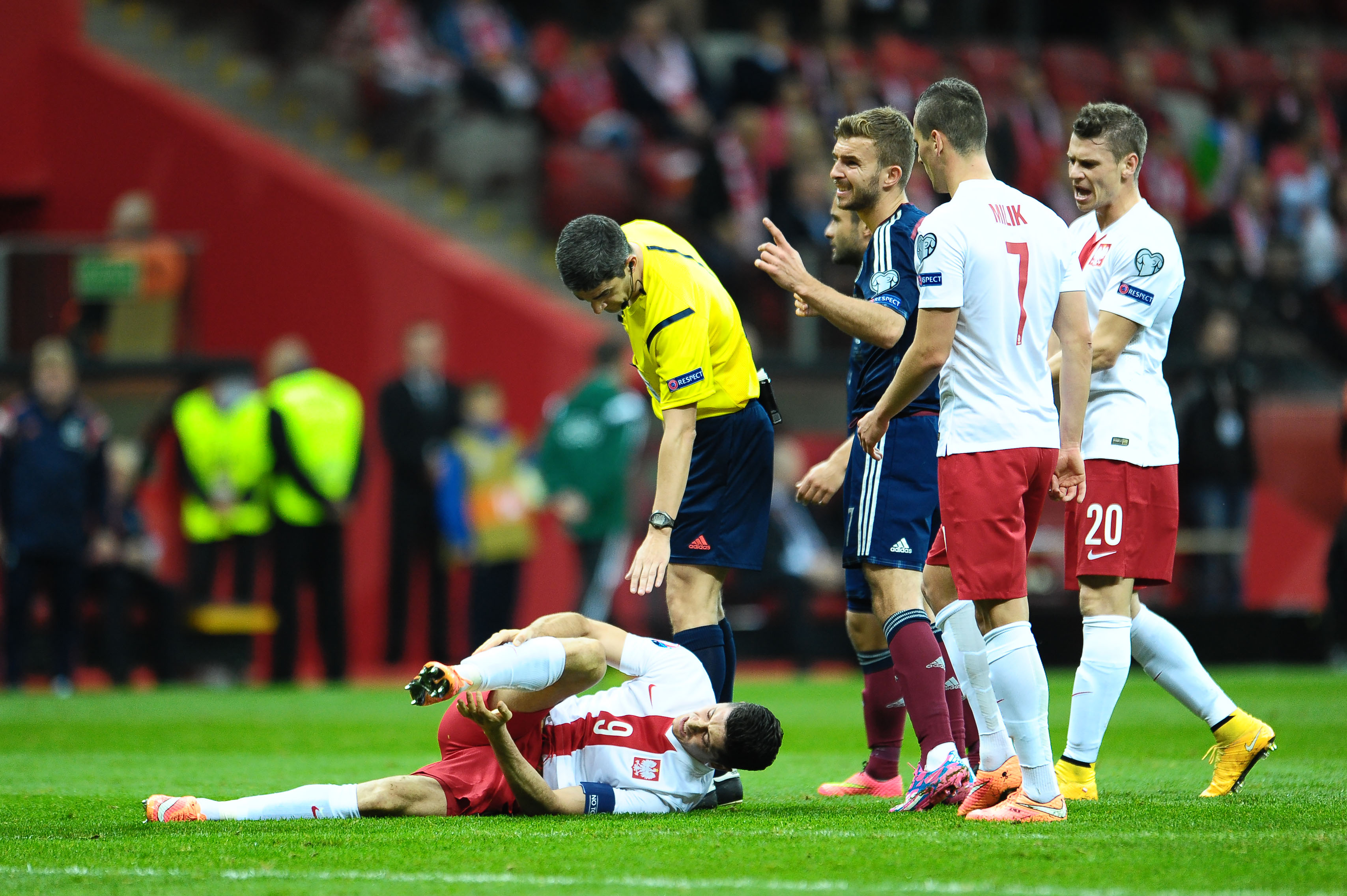 Lewandowski ma dziurę w nodze. Polak ma szczęście, że Greer nie złamał mu nogi