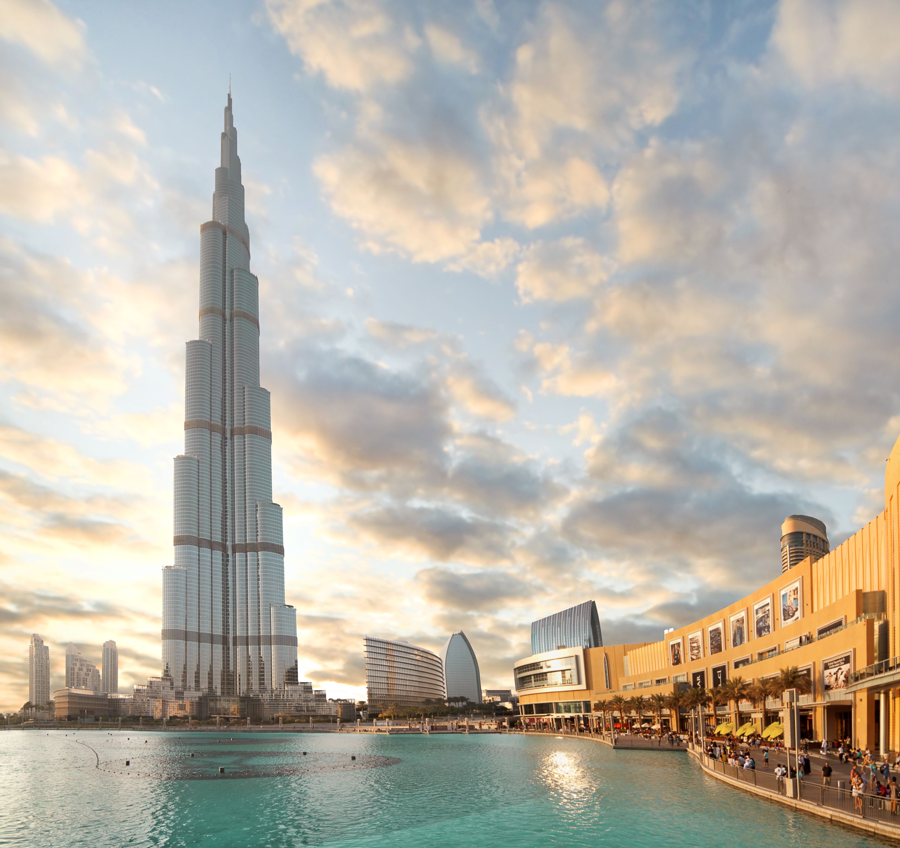 Ale ostatnio tytuł ten musiał oddać Burj Khalifa. Ten kosztował