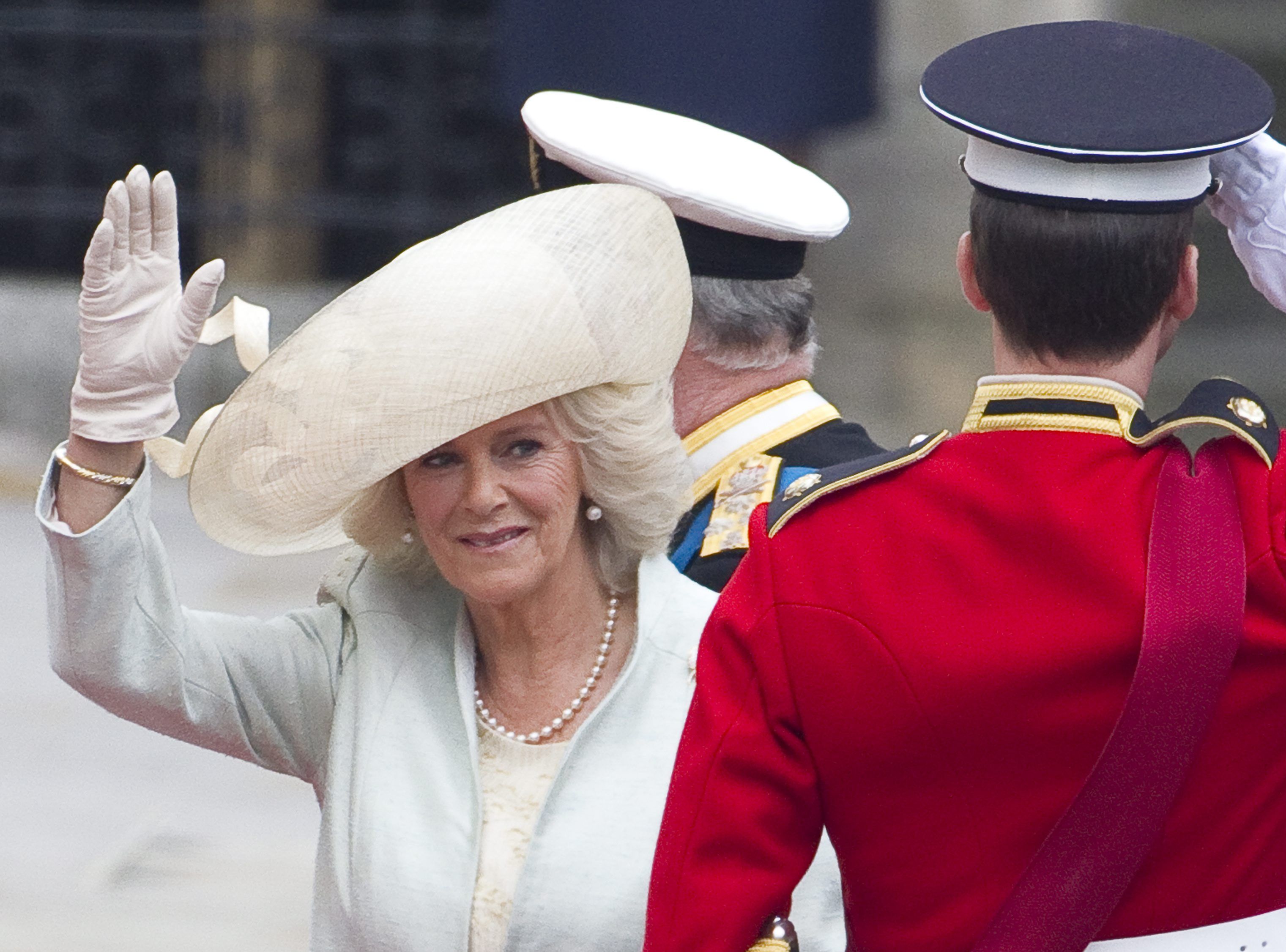 Żona księcia Karola, Camilla, pojawiła się w nakryciu głowy w kolorze ecru