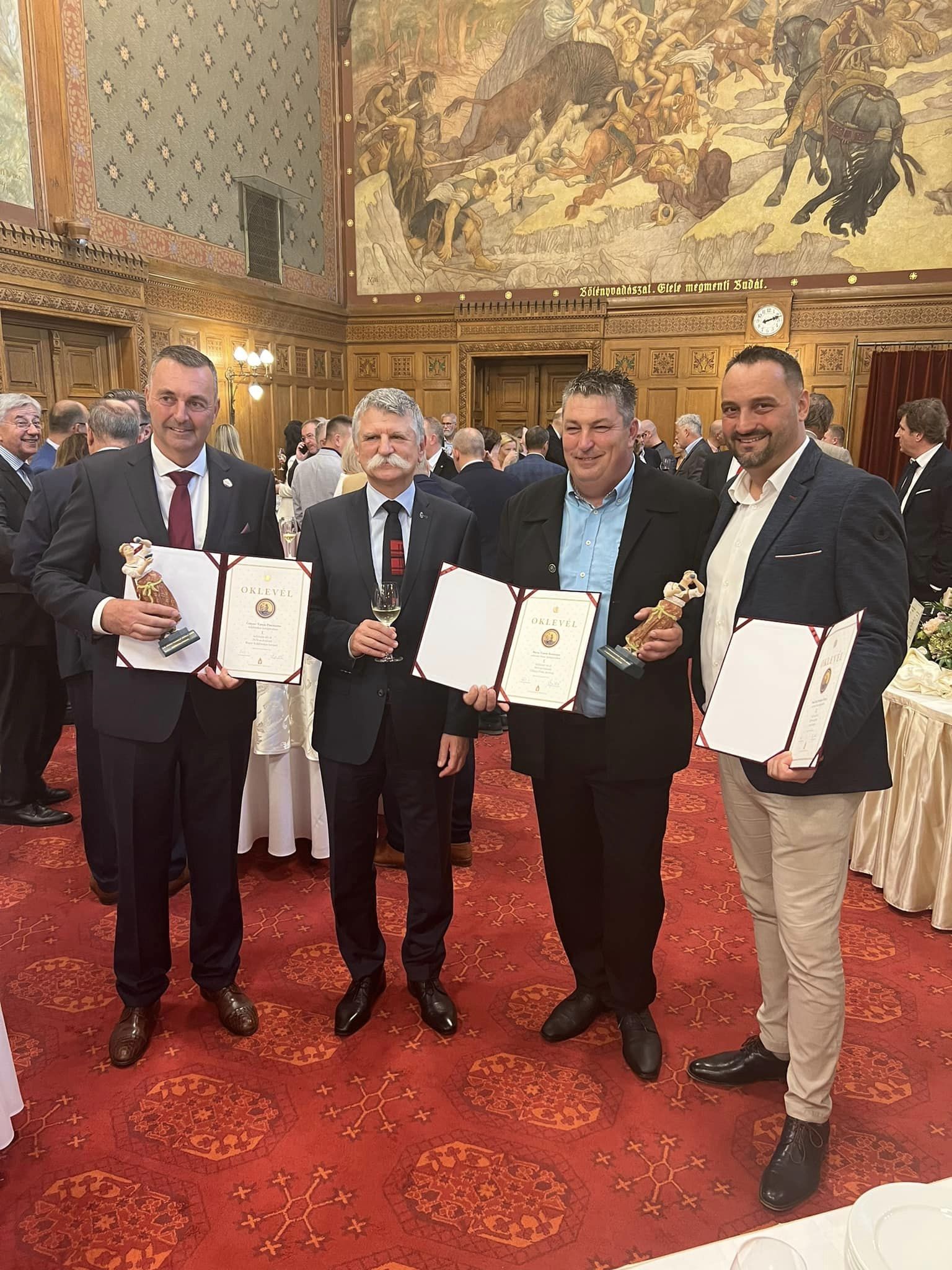 Taroltak a villányi borok a Parlamentben: kihirdették az Országház bora 2023 nyerteseit