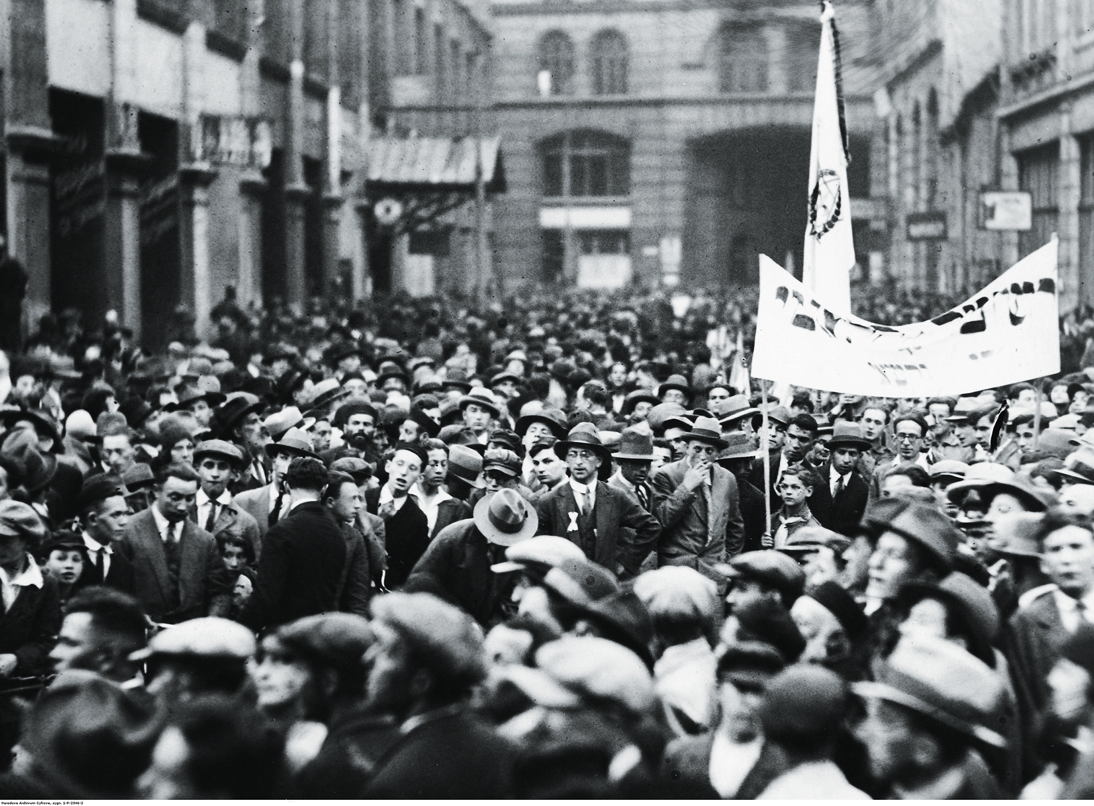 Demonstracja Żydów na ulicy Nalewki przeciwko zakazowi wyjazdu do Palestyny. Warszawa, 11 czerwca 1930 r.