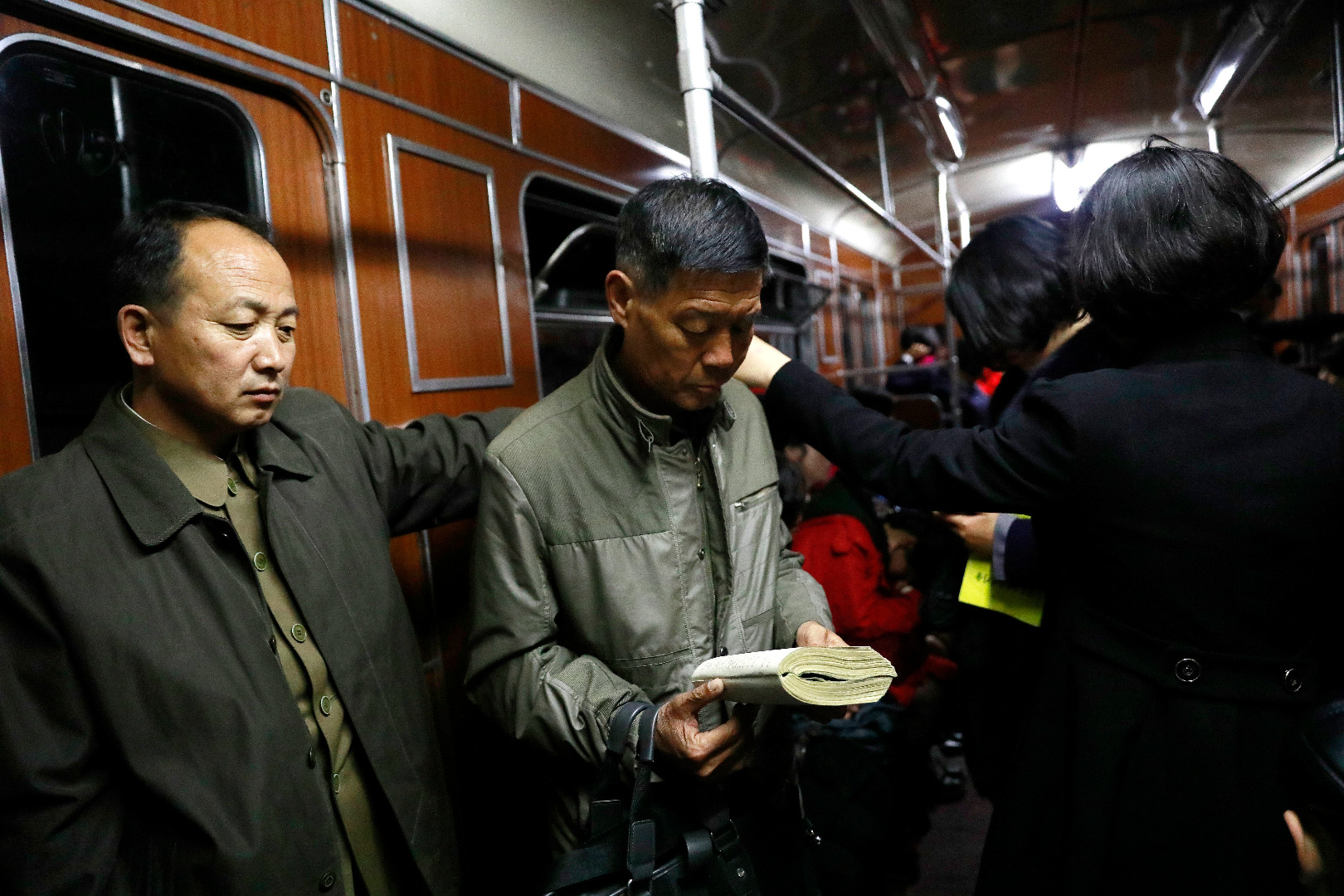 Północni Koreańczycy w metrze