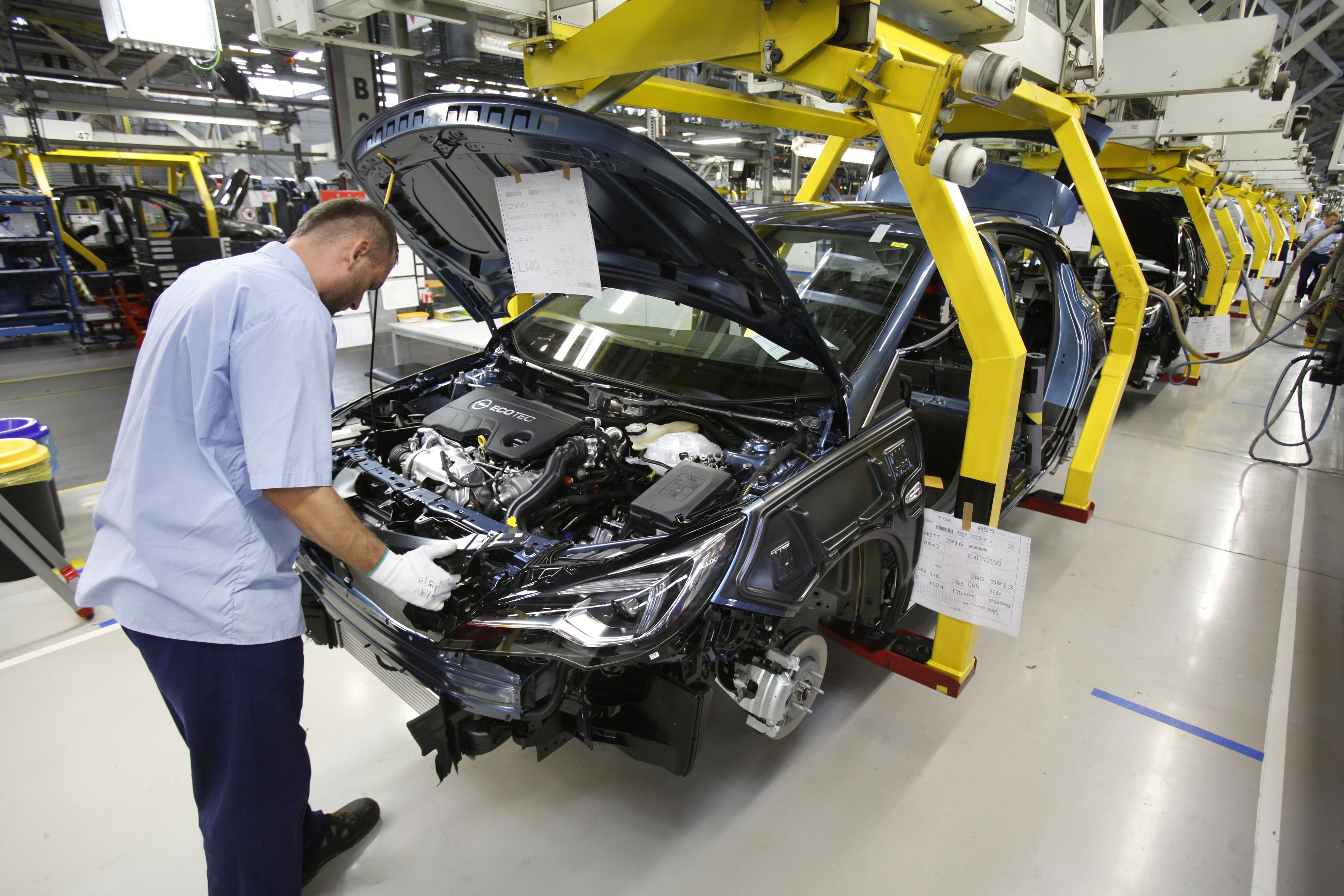 Nowa astra jest lżejsza od poprzedniej generacji o 120-200 kg, w zależności od wersji silnikowej i wyposażenia. To efekt zastosowania aluminium, wytrzymałych stopów stali i nowych tworzyw m.in. do wykonania wnętrza. Dla porównania obecny golf jest lżejszy od poprzednika o 100 kg.