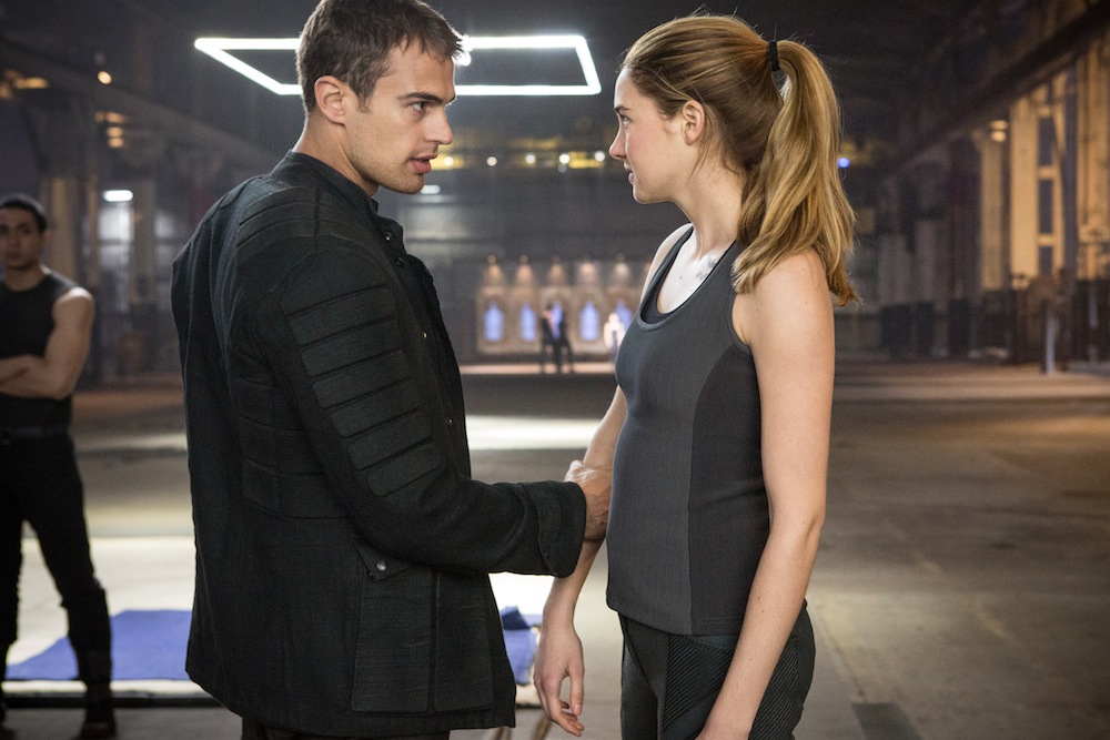 Theo James i Shailene Woodley w filmie