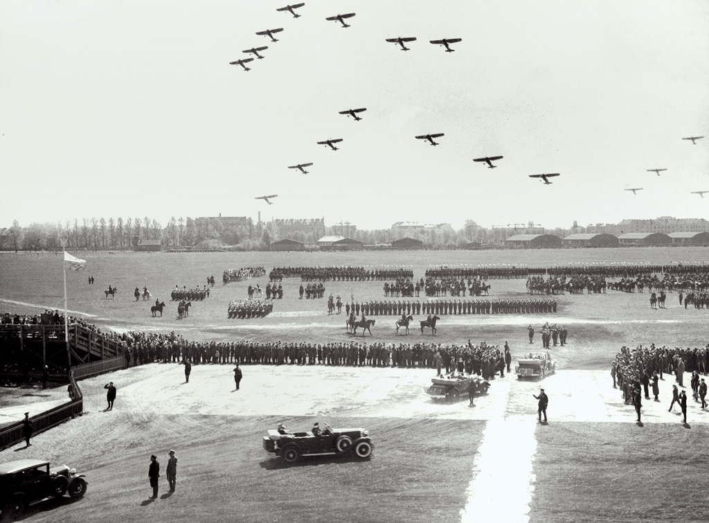 <B>Obchody Święta Konstytucji 3 maja na lotnisku mokotowskim w Warszawie, rok 1936</B> <BR><BR> Władze chętnie uświetniały uroczystości państwowe pokazami lotniczymi. A było się czym chwalić i nie chodzi tu wyłącznie o pilotów wojskowych. Polscy lotnicy sportowi zrzeszeni w założonym w 1927 roku Aeroklubie Rzeczpospolitej Polskiej to była światowa czołówka...