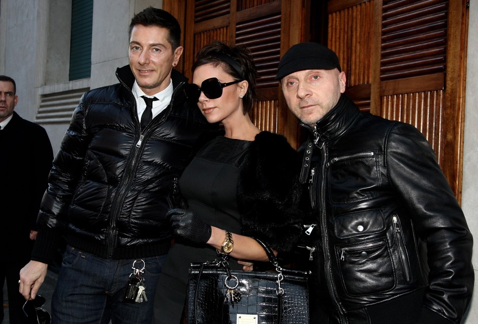Stefano Gabbana, Victoria Beckham i Domenico Dolce, grudzień 2008 / Getty Images