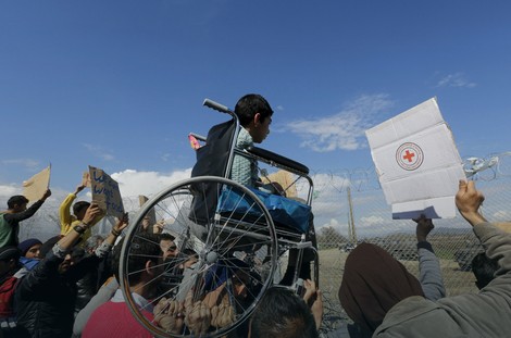 Migranti su na rukama nosili i dečaka na kolicima