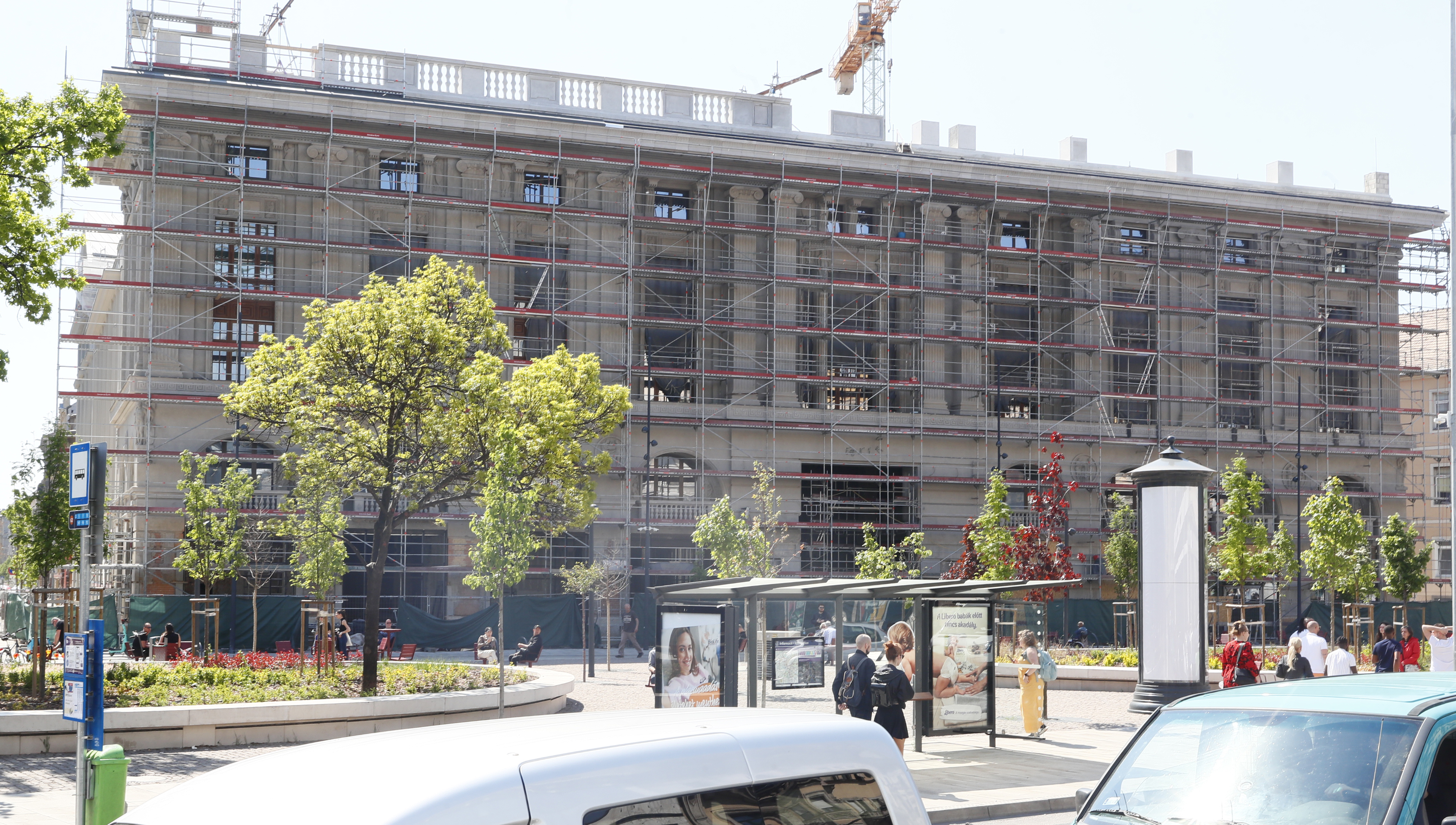 Közel az átadás: lekerült a lepel az egykori Corvin Áruház homlokzatáról