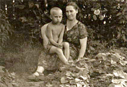 <b>Władimir Władimirowicz Putin</b> urodził się w 1952 roku w Leningradzie, czyli dzisiejszym Petersburgu. Był wychowywany jak jedynak i rozpieszczany przez rodziców, którzy przeżyli stratę dwójki dzieci. Jeden z synów pary zmarł w niemowlęctwie kilka lat przed wybuchem wojny. Drugi umarł z głodu w oblężonym przez Niemców Leningradzie. Putin przyznał, że nawet nie wie, gdzie dwuletni wtedy Wiktor został pochowany. Putin mieszkał razem z rodzicami - Władimirem Spiridonowiczem i Marią Ivanowną Putin z domu Szełemova - w jednopokojowym mieszkaniu komunalnym, należącym do fabryki w której pracował ojciec przyszłego prezydenta Rosji. Kuchnię dzielili z innymi rodzinami, które mieszkały w kamienicy. Nie mieli łazienki, myć chodzili się do publicznej łaźni. Ale jak na tamte czasy nie mogli narzekać na warunki, zwłaszcza że szybko dorobili się telewizora, telefonu i daczy za miastem - w tamtych czasach było to niespotykane. Władimir senior w czasie II wojny światowej służył bowiem w specjalnym batalionie NKWD. Gdy został ranny w bitwie pod Newskiem, trafił do szpitala wojskowego, a że pacjenci szpitali otrzymywali duże racje żywnościowe, którymi mogli się dzielić z bliskimi - dlatego łatwiej było im przetrwać. Po wojnie Władimir dostał posadę ślusarza w fabryce wagonów, natomiast jego żona zatrudniła się jako dozorczyni. W wieku 41 lat kobieta urodziła syna – Władimira. Jego relacje z ojcem nie były najlepsze. W biografiach Putina mowa o tym, że był surowy i wymagający wobec syna. Nie okazywał mu uczuć. Ale też wspomina się, że Putin był przez rodziców rozpieszczony - młody Wołodia dostał np. od rodziców zegarek, co w tamtych czasach było szczytem luksusu, a kilka lat później wygrane w loterii fantowej auto. Wiadomo też, że Putin senior tępił w domu wszelkie przejawy religijności. Ale bezskutecznie. Matka ochrzciła małego Wołodię w tajemnicy przed ojcem. Putin w jednym z wywiadów przyznał, że chodziła do cerkwi, a on sam do dziś nosi krzyżyk, który mu podarowała. Nie wiadomo, na ile prawdziwe są informacje o dziadku ze strony ojca Putina, który wedle urzędowych danych był w ekipie kucharzy samego Lenina, a potem Stalina. Gdy Putin doszedł do władzy, pojawiły się też dementowane przez niego alternatywne informacje o jego dzieciństwie.