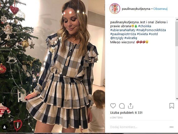 Paulinie Sykut w ubieraniu choinki pomagała córeczka Róża.
