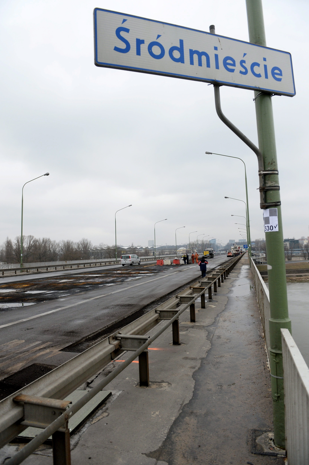 Dziś rozpoczęło się zdejmowanie nawierzchni na moście Łazienkowskim w Warszawie.