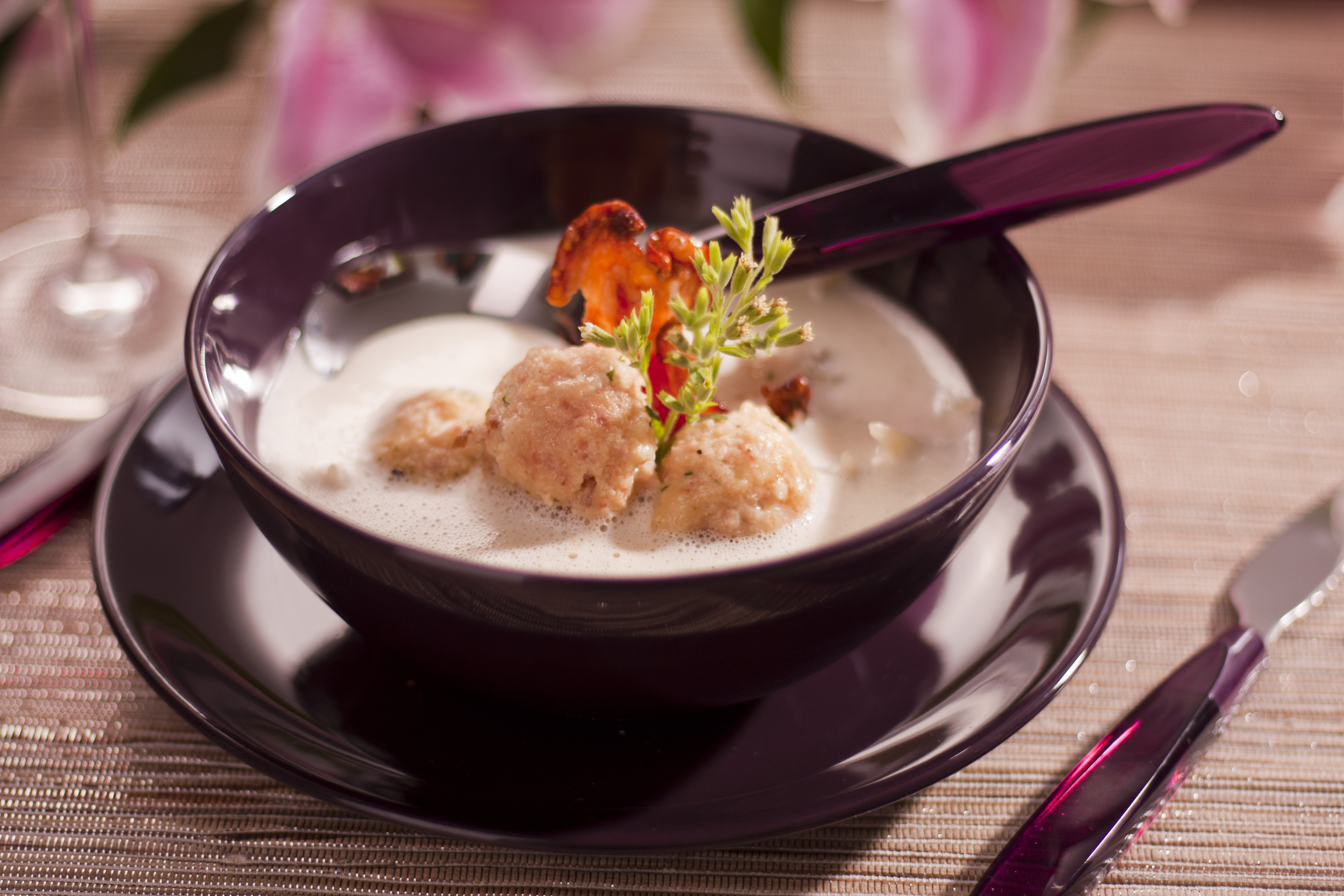 Egy ínyenc fogás: fehérboros hagymakrémleves sonkagombóccal