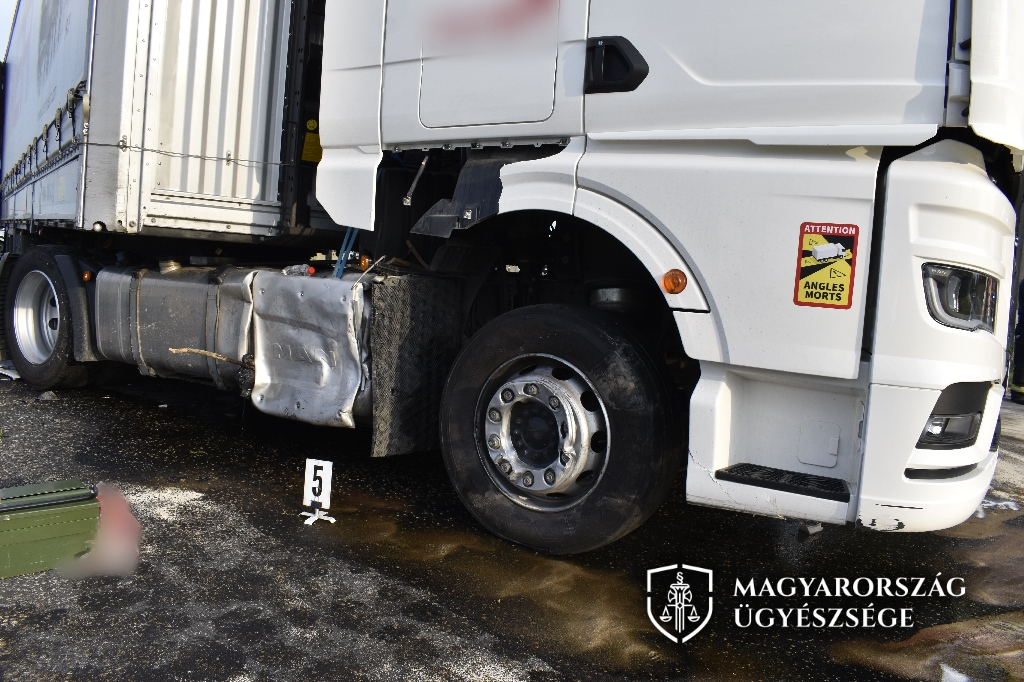 Nem látta kanyar közben a török kamionos az autót, halálos baleset lett a vége – fotók