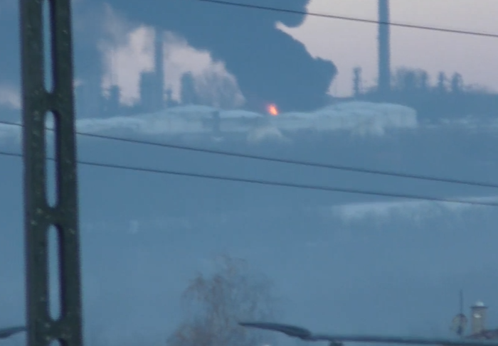 Tűz ütött ki a Mol százhalombattai finomítójában, sérült is van – videó