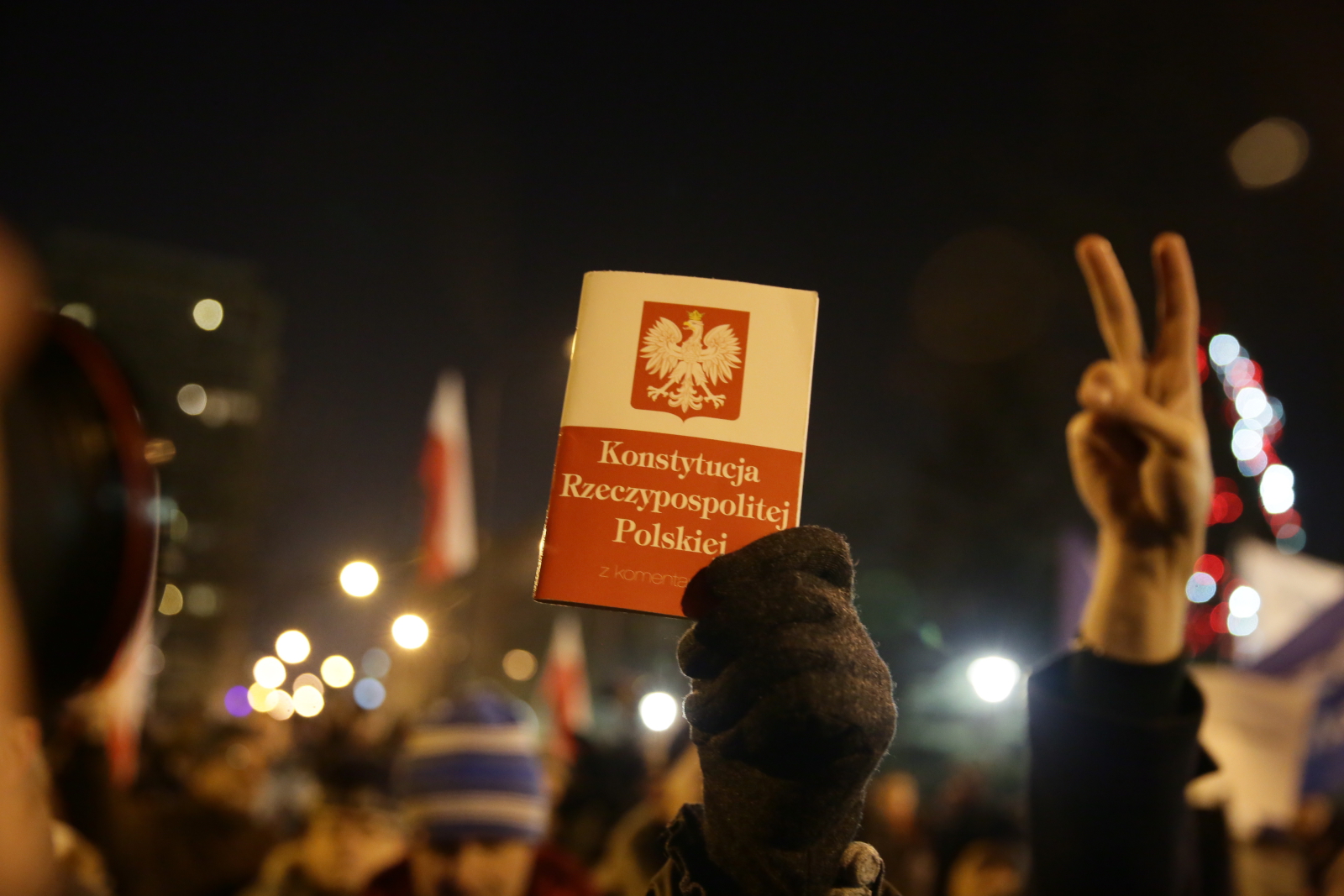 W piątek grupa posłów opozycji zablokowała mównicę sejmową, po tym, gdy marszałek Sejmu Marek Kuchciński wykluczył z obrad posła PO Michała Szczerbę w trakcie debaty nad projektem budżetu. Posłowie opozycji sprzeciwiają się planom zmiany organizacji pracy dziennikarzy w Sejmie. <a href=