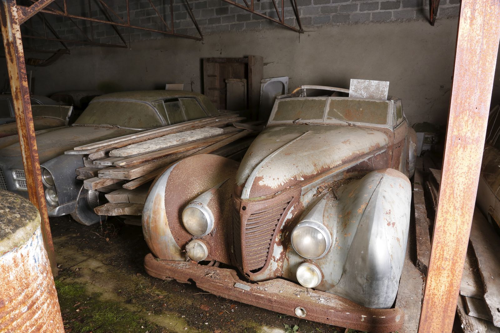 Samochody pochodzą z lat 1930-1960. Wśród nich jest sportowe Maserati, Bugatii, Hispano-Suiza i Panhard. Jest też Talbot Lago T26 cabriolet, który należał do ostatniego króla Egiptu Faruka