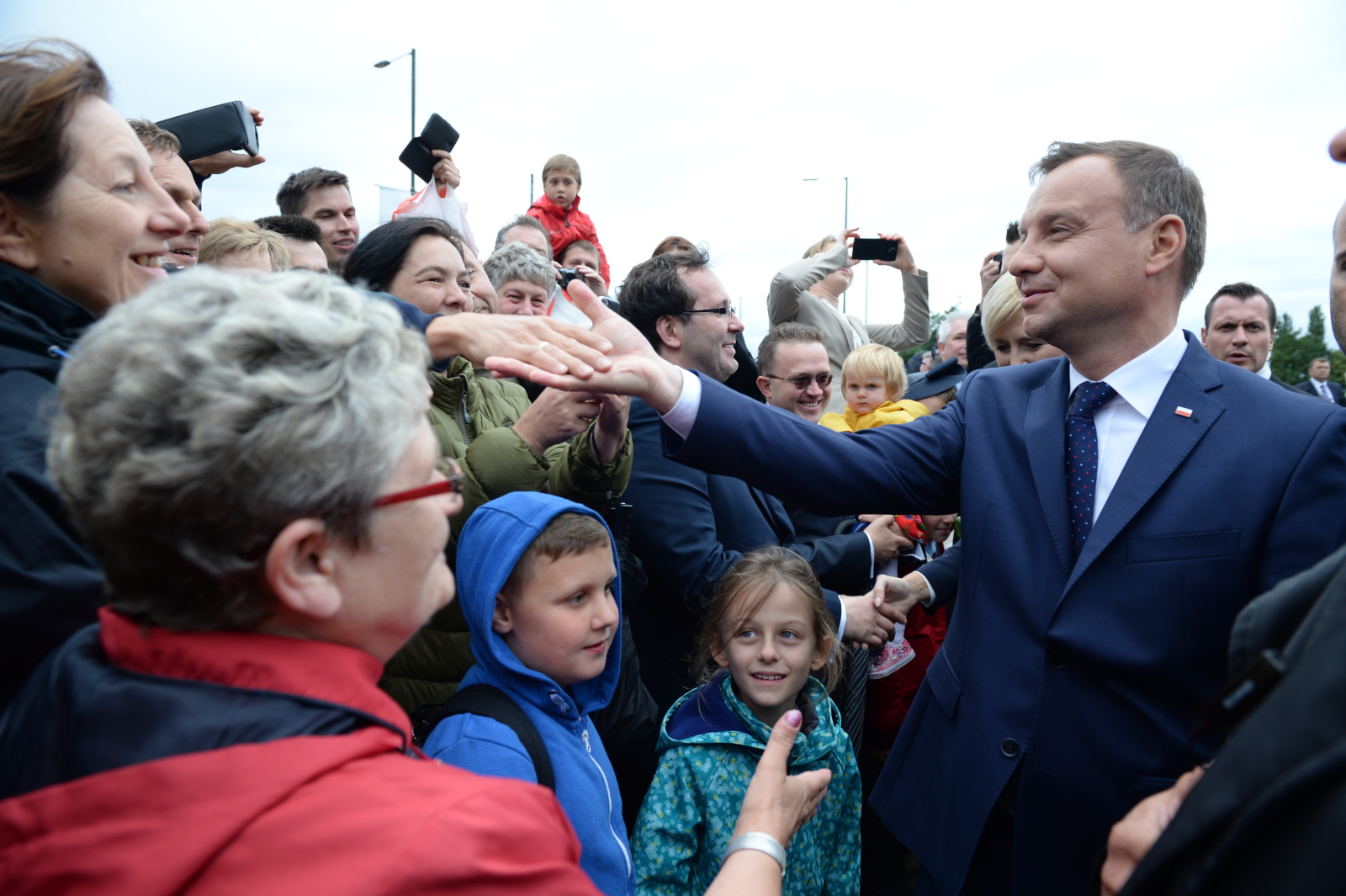 Prezydent Andrzej Duda wita się z Polakami przybyłymi na uroczystość złożenia przez prezydenta RP kwiatów przed Polish War Memorial - pomnikiem w Londynie wzniesionym, by uczcić pamięć polskich lotników pomagających aliantom podczas II wojny światowej.