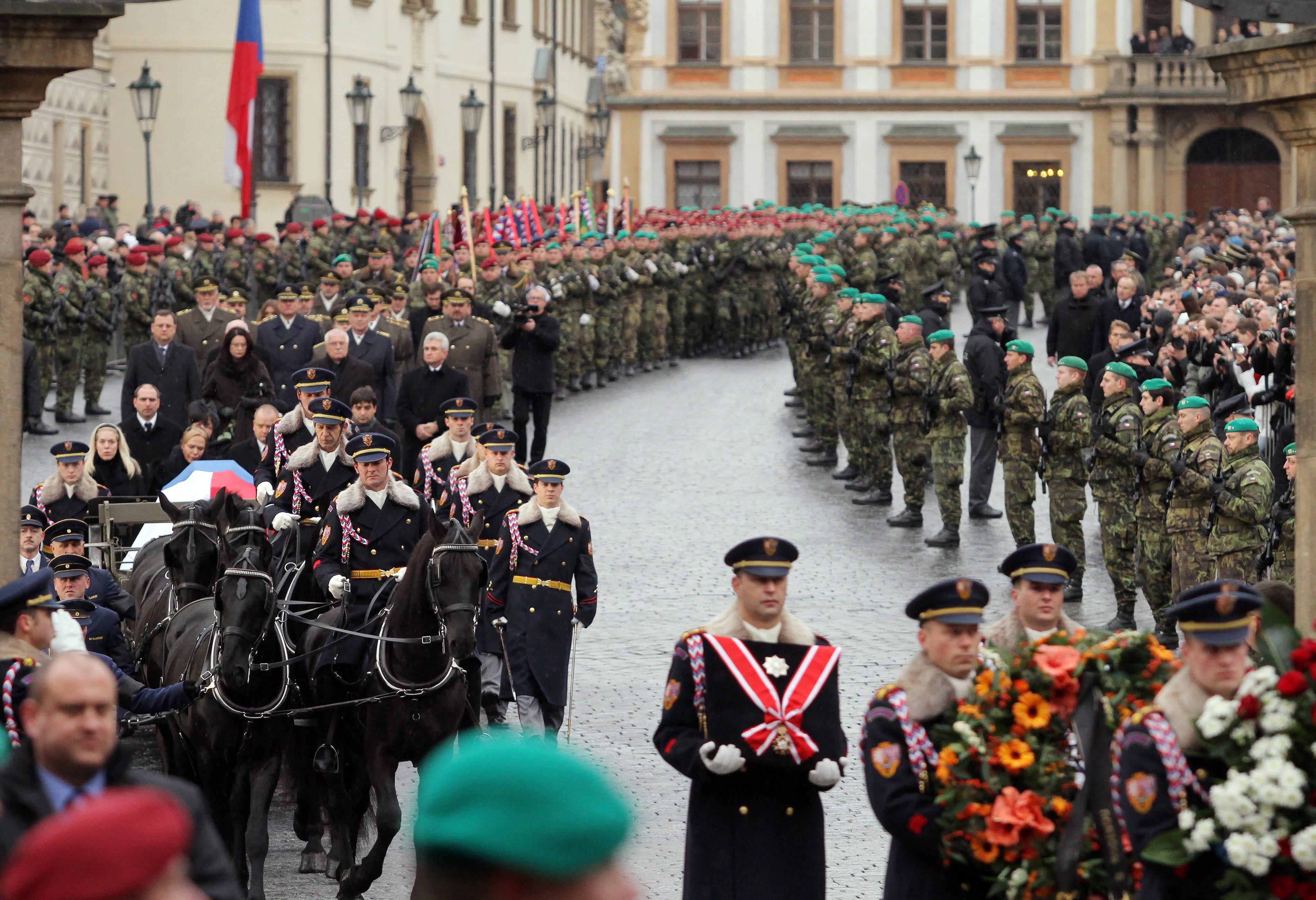Kondukt żałobny odprowadzający Vaclava Havla na Hradczany, gdzie będzie pochowany