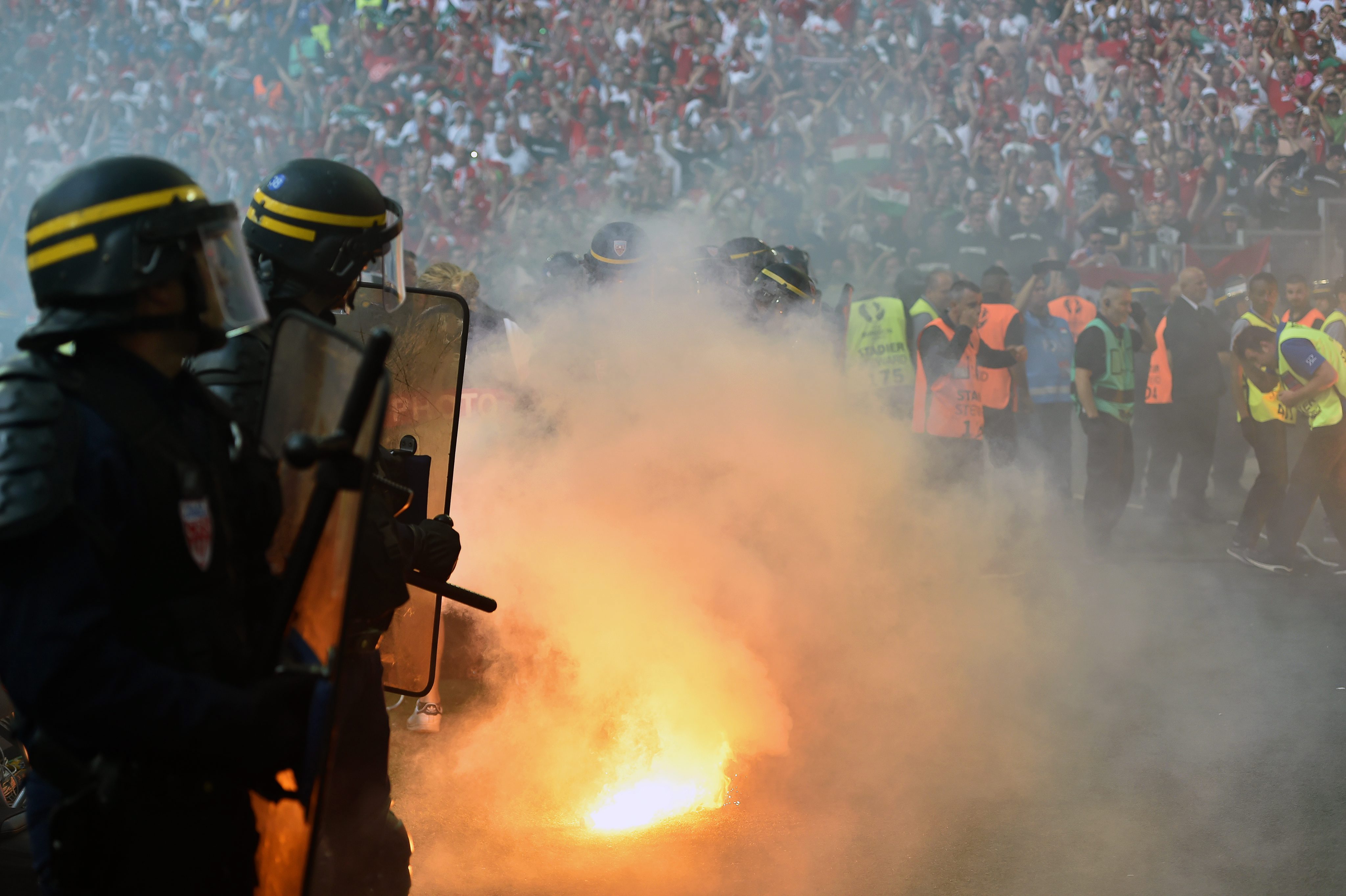 To nie są grzeczni chłopcy. Węgrzy bili się z Policją w trakcie meczu z Islandią