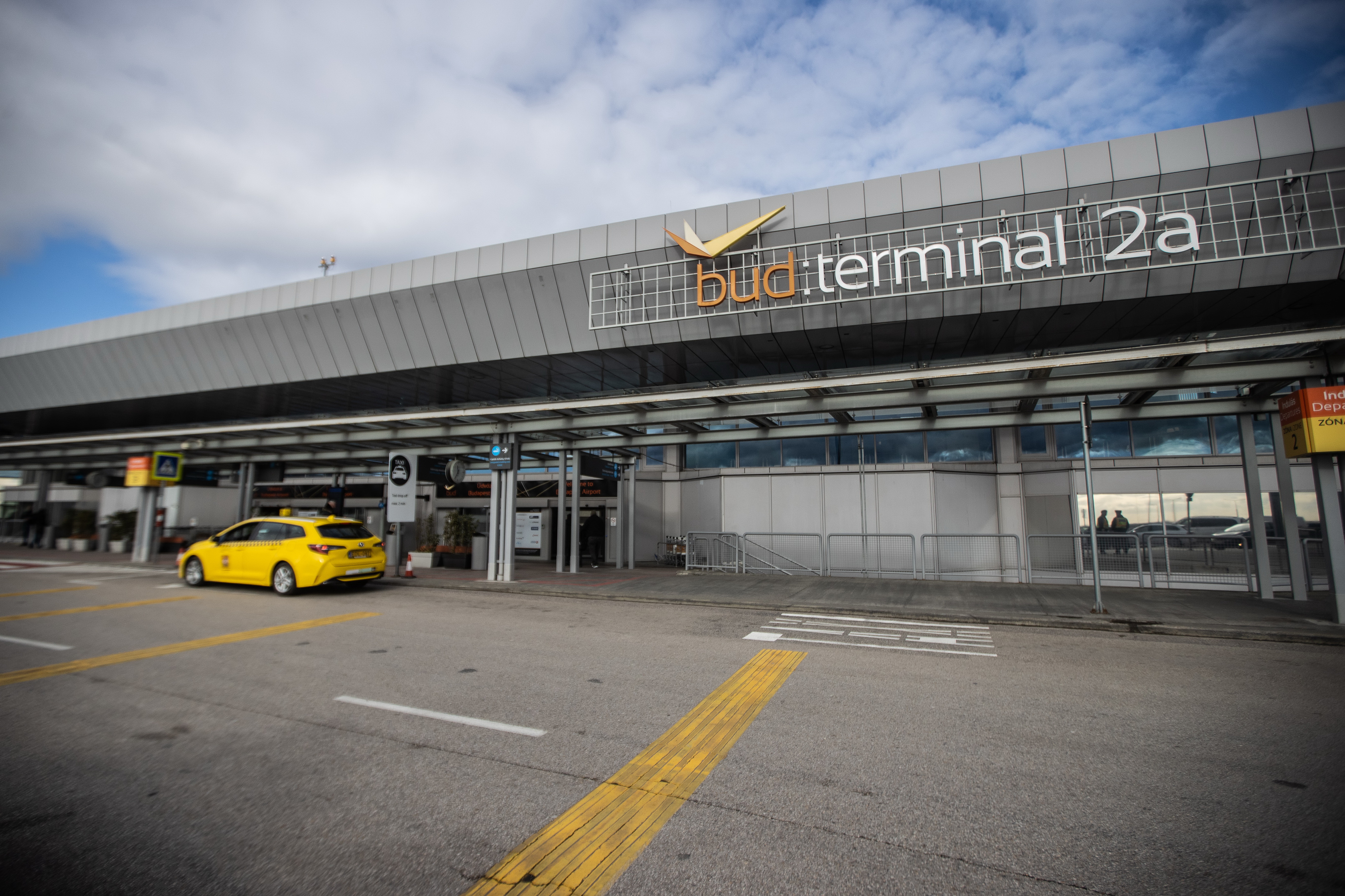 Káosz Ferihegyen: a vihar miatt órákra lezárták a repteret, két repülőgép is megsérült