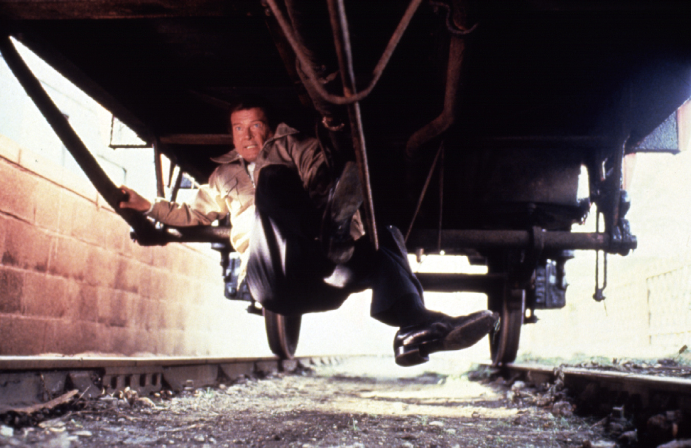 Roger Moore (po raz szósty) w ostatniej chwili rozbraja bombę atomową i uwodzi niejaką Ośmiorniczkę (Maud Adams), przemytniczkę diamentów na wielką skalę