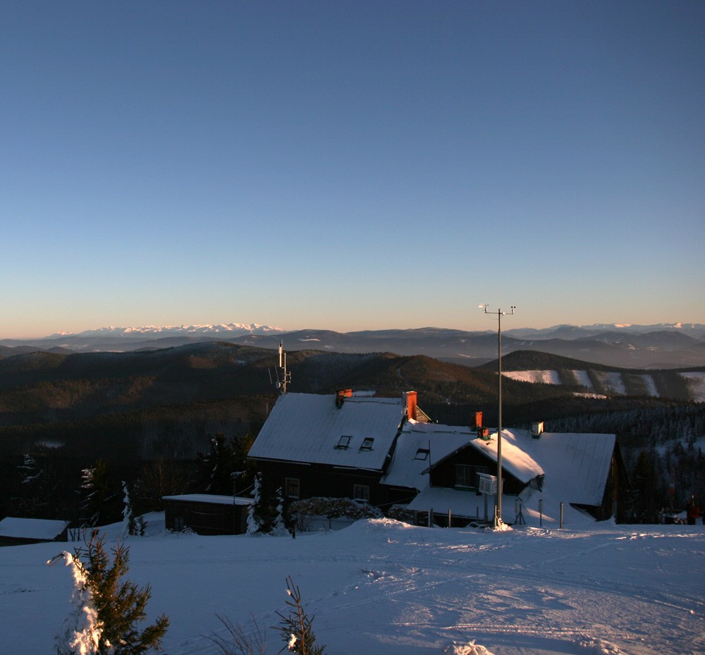 Daleko na horyzoncie Tatry Zachodnie, odległe stąd o ok. 80 kilometrów