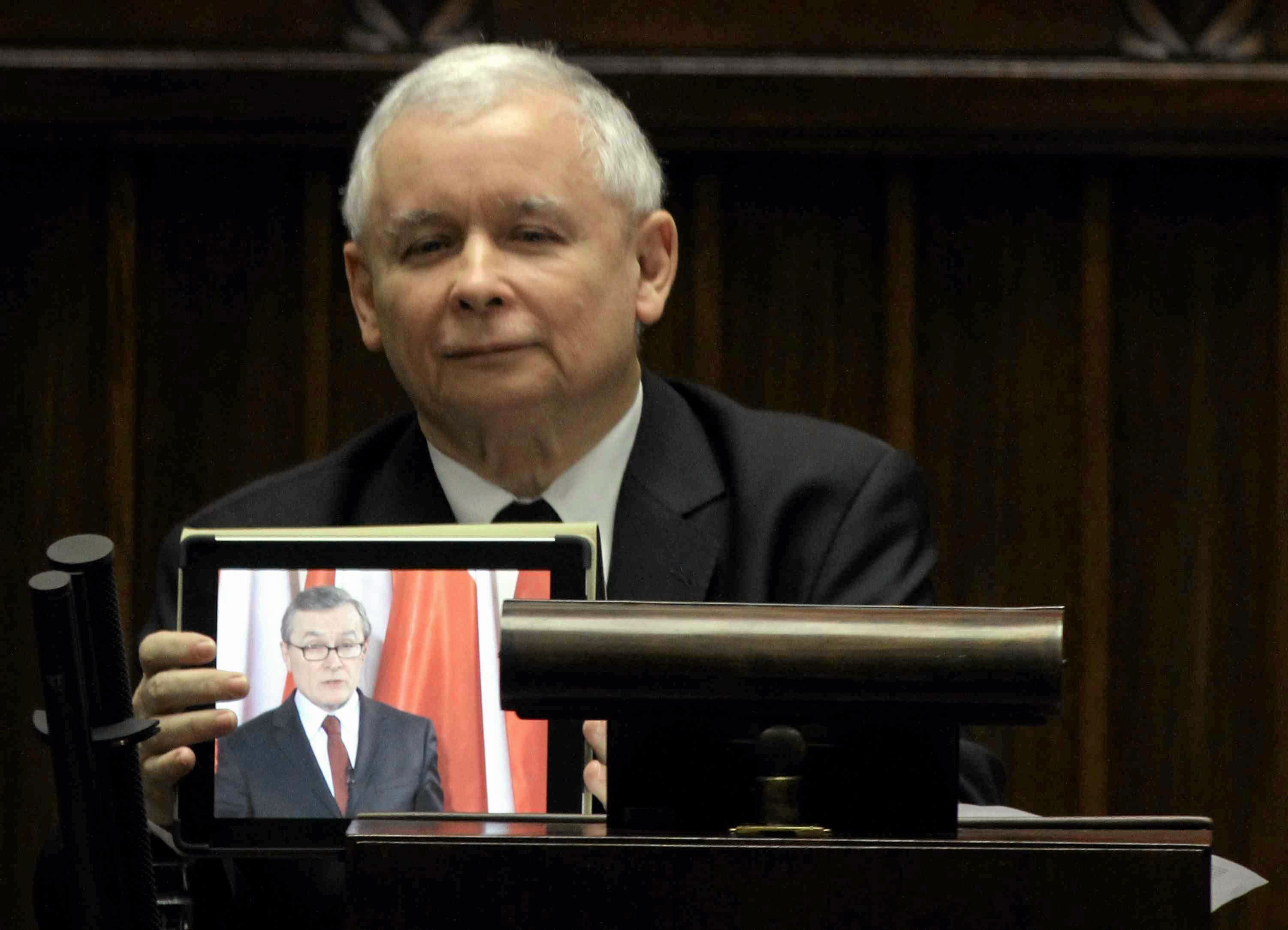 Jarosław Kaczyński wykazał się inwencją i sprytnie ominął ten zakaz. Wniósł na trybunę sejmową tablet, z którego odtworzył przemówienie prof. Glińskiego