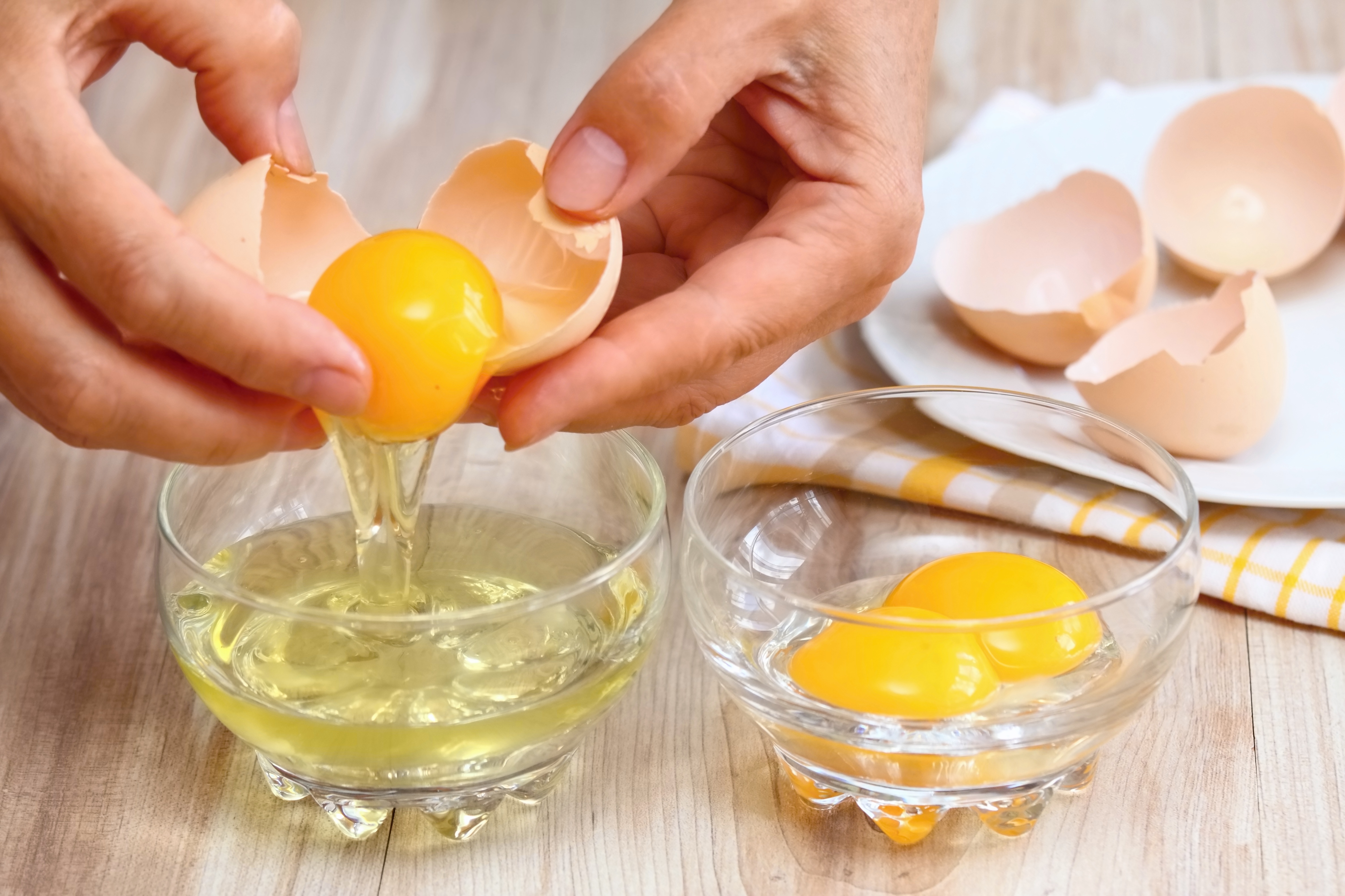 Mi legyen a megmaradt tojásfehérjével? Egyáltalán: meddig és hogyan  tárolhatjuk a szétválasztott tojást? - Blikk