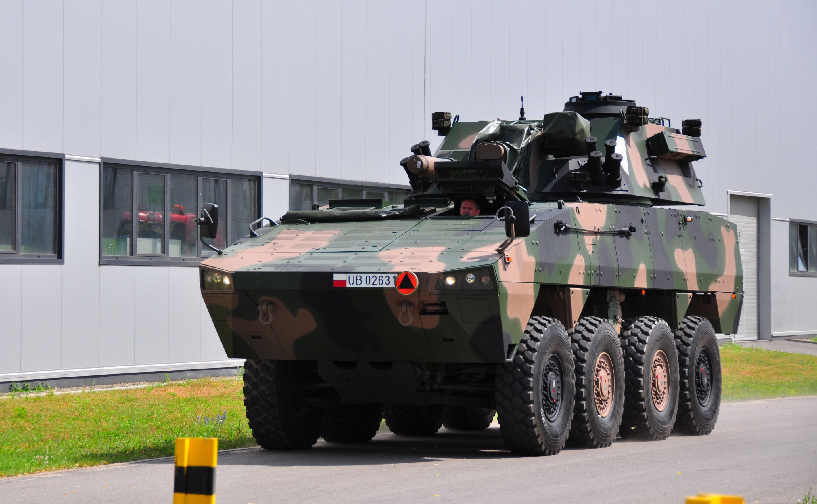 Podstawowe wyposażenie 120 mm moździerza RAK na podwoziu KTO to celownik optoelektroniczny do strzelania na wprost z kamerą termowizyjną i dalmierzem laserowym, układ automatycznego naprowadzania działa na cel, system wykrywania promieniowania laserowego OBRA-3 SSP-1, komputer balistyczny z systemem SKO oraz inercyjny system nawigacji TALIN 5000 + GPS.