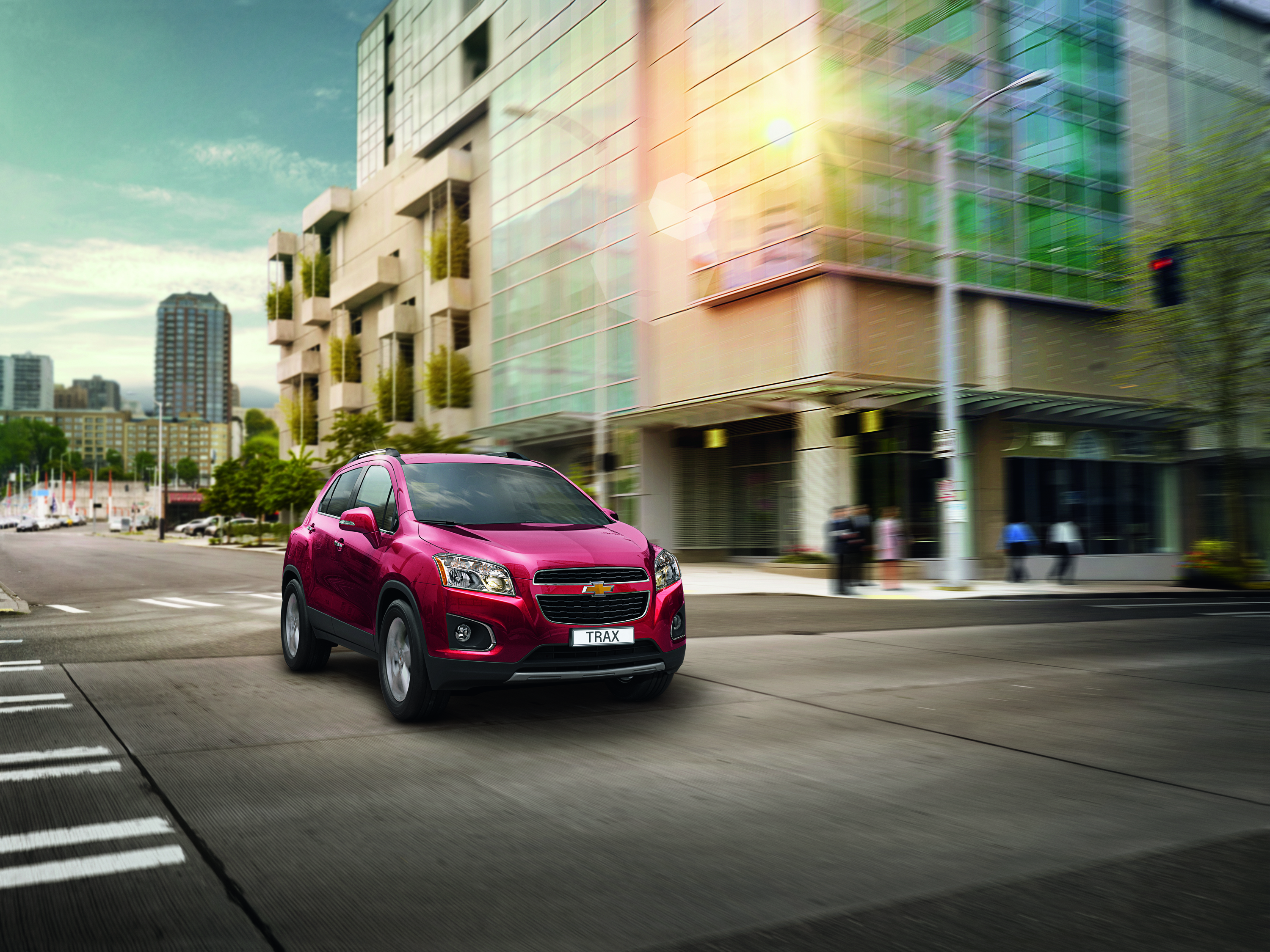 Chevrolet trax w bogatszych wersjach wyposażeniowych będzie oferowany seryjnie z systemem Chevrolet MyLink. Multimedialny system MyLink wyświetla zawartość smartfona na siedmiocalowym, kolorowym wyświetlaczu dotykowym. Zimą 2012 roku funkcjonalność systemu zostanie rozszerzona o nową aplikację nawigacyjną, którą będzie można pobrać na kompatybilne smartfony. Aplikacja wyświetli trasę wyznaczoną w smartfonie na dotykowym monitorze pokładowym