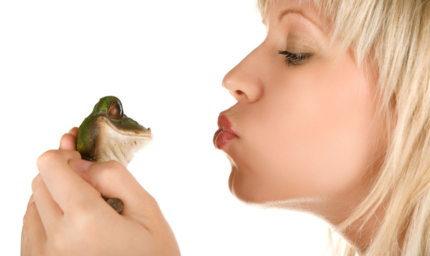 Девушка целует жабу