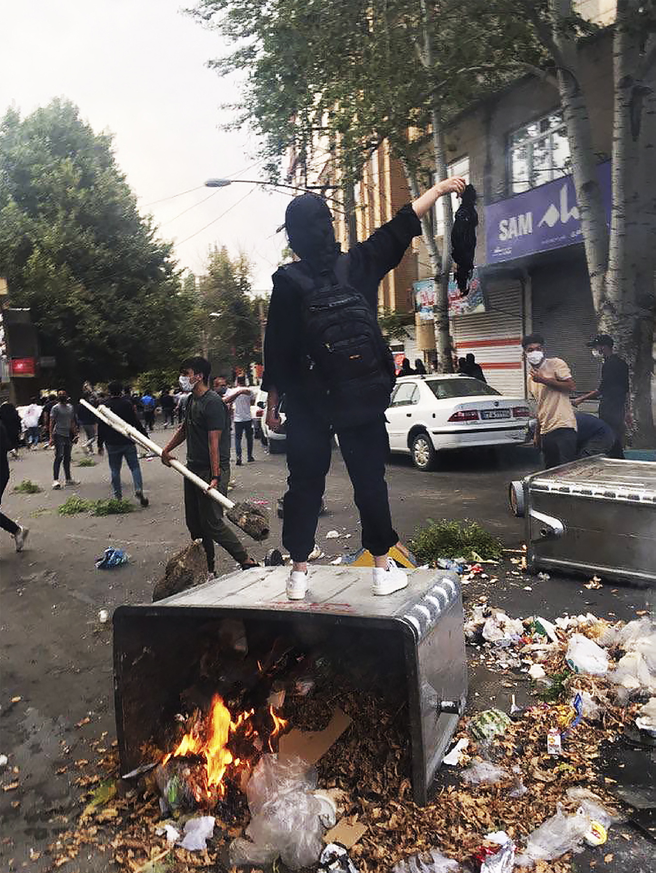 Protesty po śmierci Mahsy Amini, która zmarła najprawdopodobniej na skutek pobicia w komisariacie w Teheranie, 22 września 2022 r.