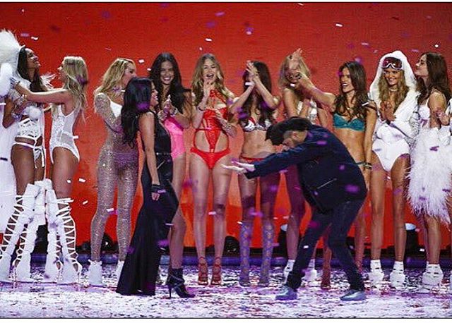 Selena Gomez i bijący jej pokłony The Weeknd