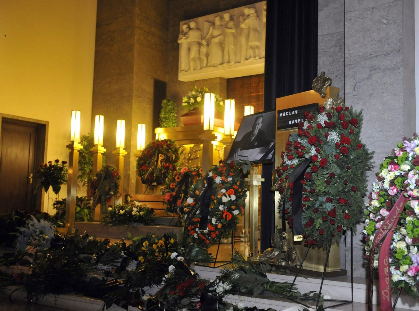 Trumna z ciałem byłego prezydenta na katafalku