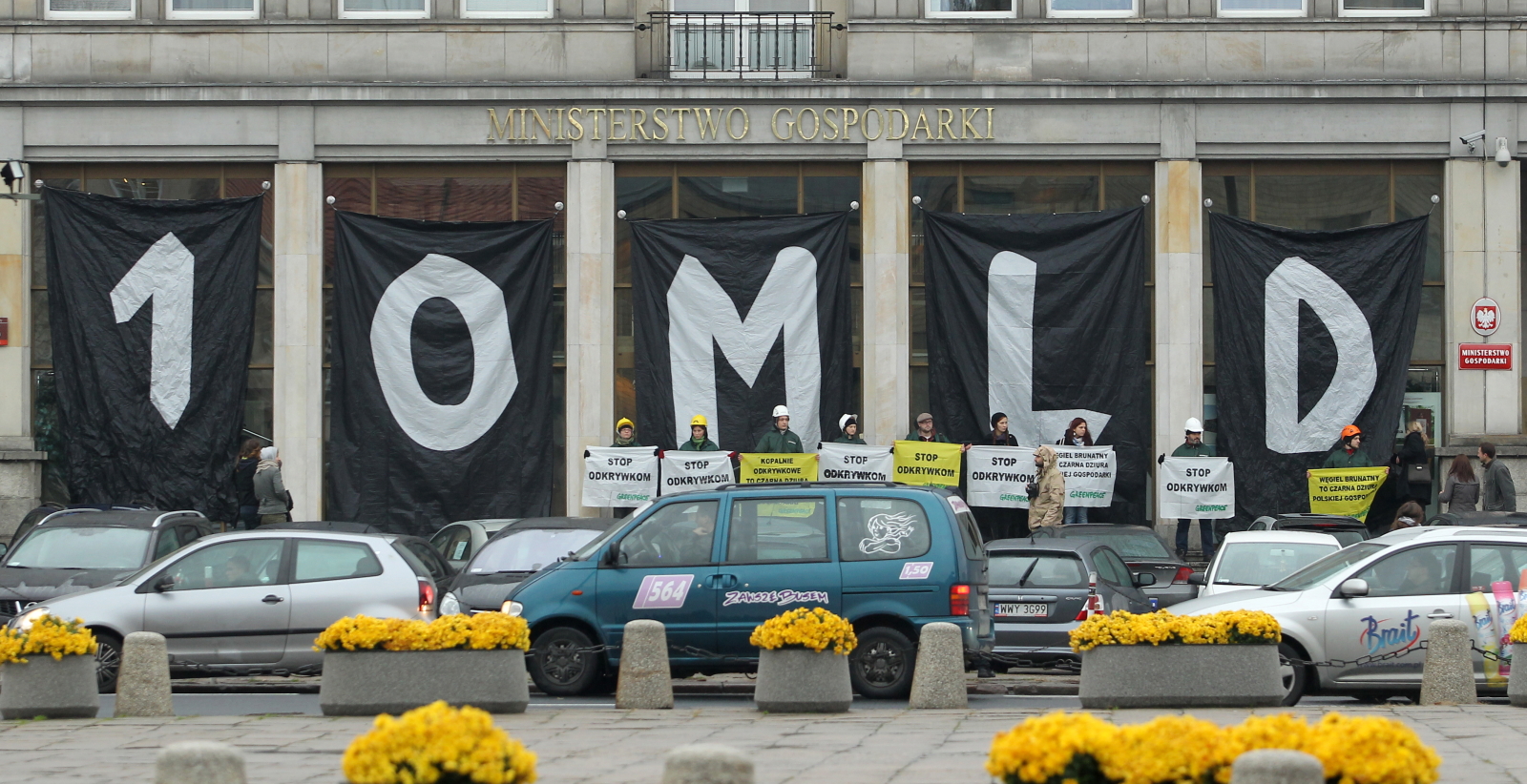 Protest Greenpeace przeciwko budowie nowych odkrywkowych kopalnii węgla brunatnego, na budynku Ministerstwa Gospodarki w Warszawie