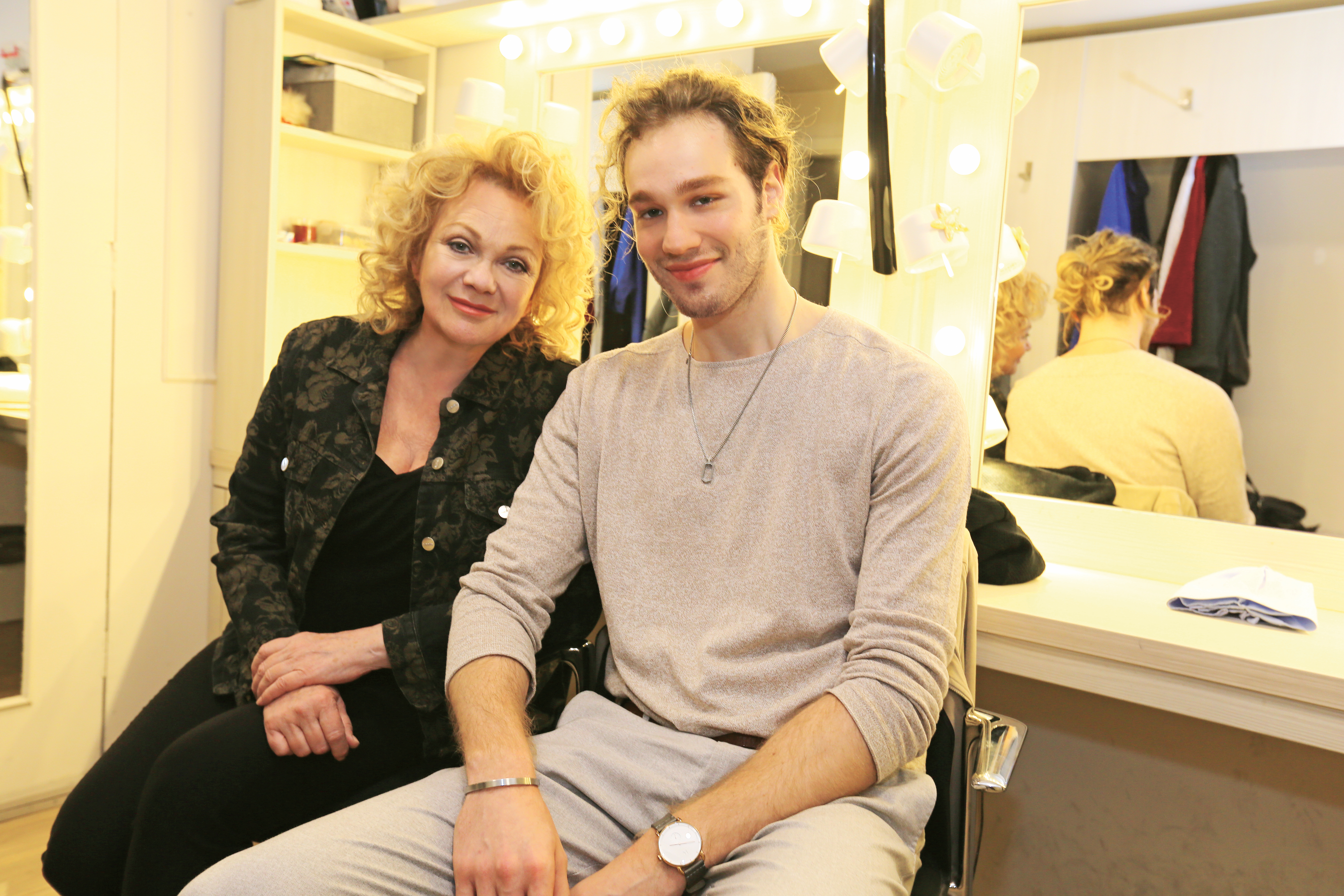 Básti Julit rendezőként irányítja a fia a színpadon