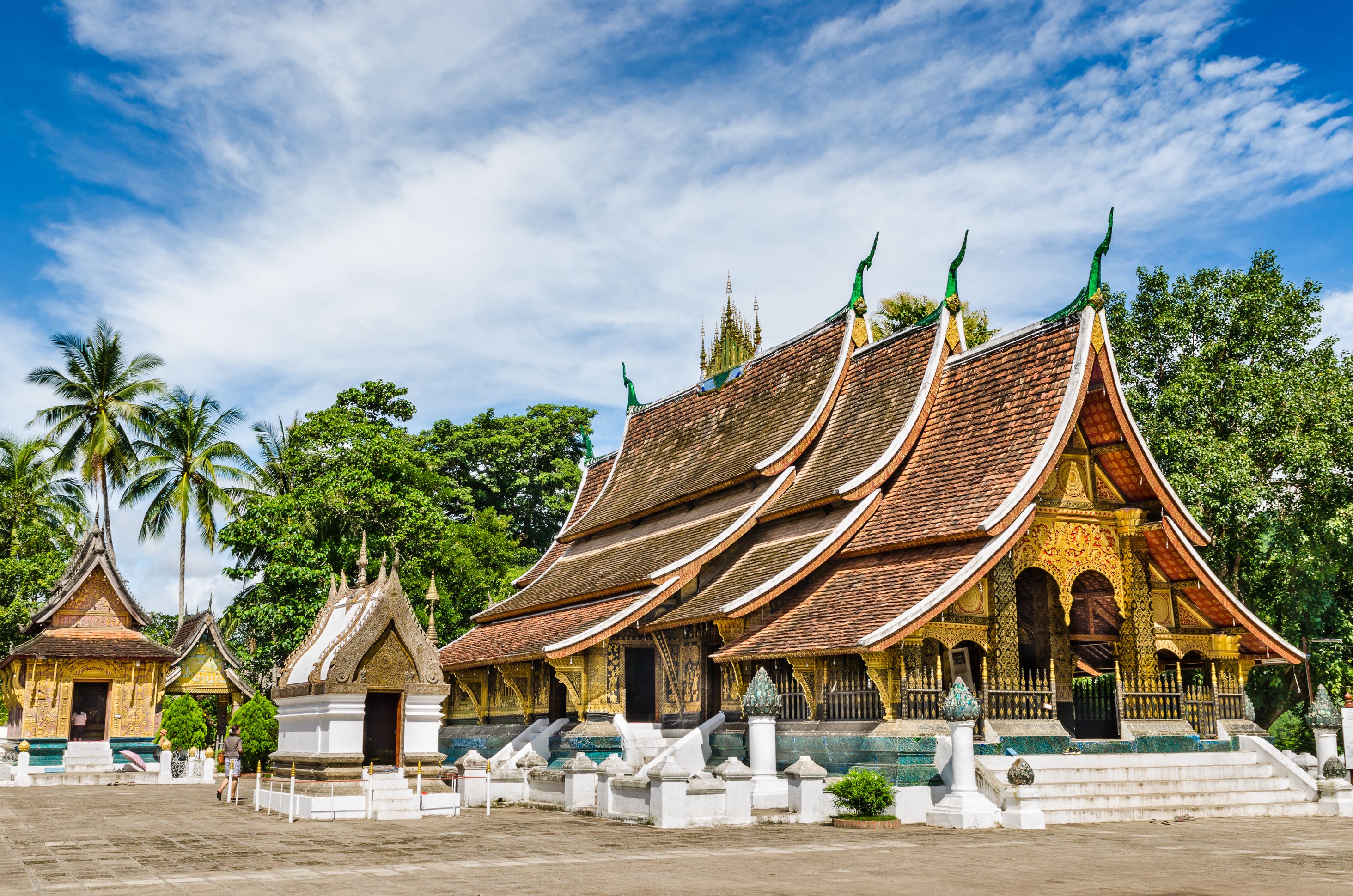 Do najbardziej cenionych miejsc w Laosie należy dawna stolica tego państwa, Luang Prabang. Niegdyś było to bardzo ważne miasto, a jego nazwa została zaczerpnięta od słynnego wizerunku Buddy, który był tutaj przechowywany. Sytuacja zmieniła się w latach 70., kiedy po wojnie stolica została przeniesiona, a Luang Prabang nieco utraciło na znaczeniu. Wciąż jest to jednak piękna miejscowość, z niesamowitą architekturą i położona w cudownym miejscu. Region słynie ze swoich wodospadów i bujnej tropikalnej roślinności. Budownictwo w Luang Prabang zachwyca natomiast niezależnie od swojego przeznaczenia. Z jednej strony, podziwiać tu można niesamowite świątynie, przede wszystkim buddyjskie. Czasami nazywa się to miejsce